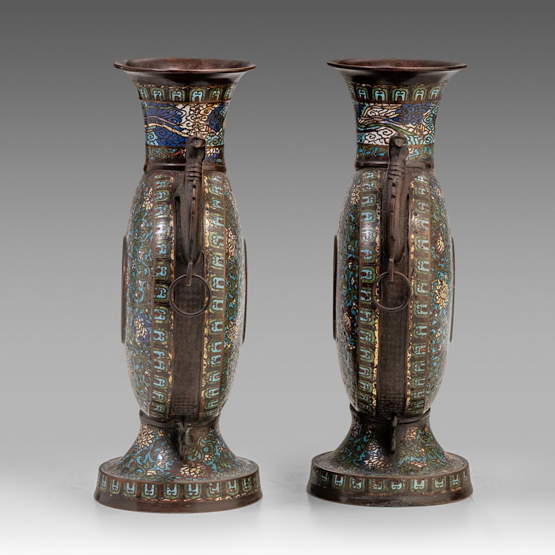 A pair of Japanese champleve enamelled bronze moonflask vases, late Meiji (1868-1912), H 50 cm - Bild 4 aus 11