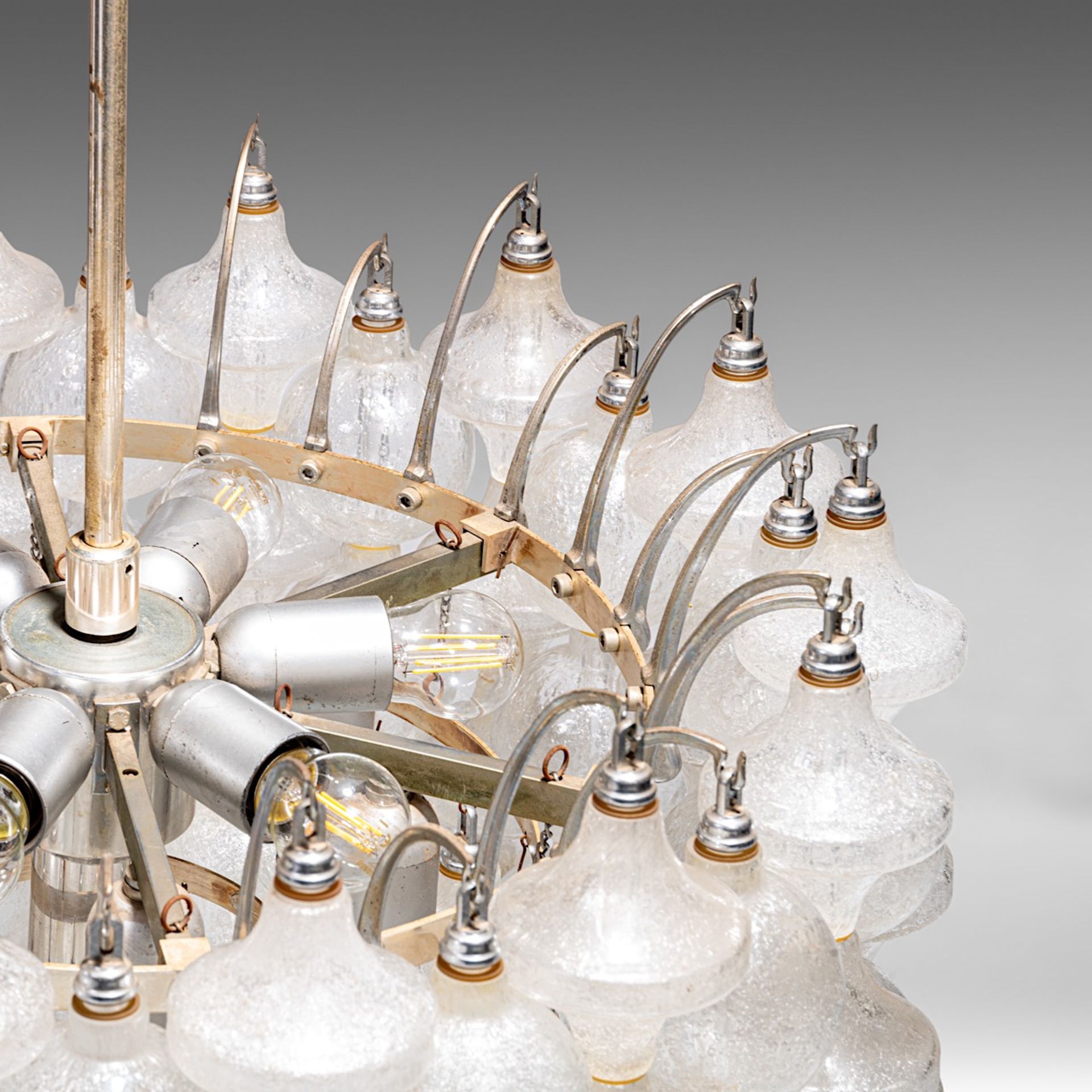 A '60s design Murano glass 'Tulipan' chandelier by J.T. Kalmar, H 88 - dia 57 cm - Image 6 of 6