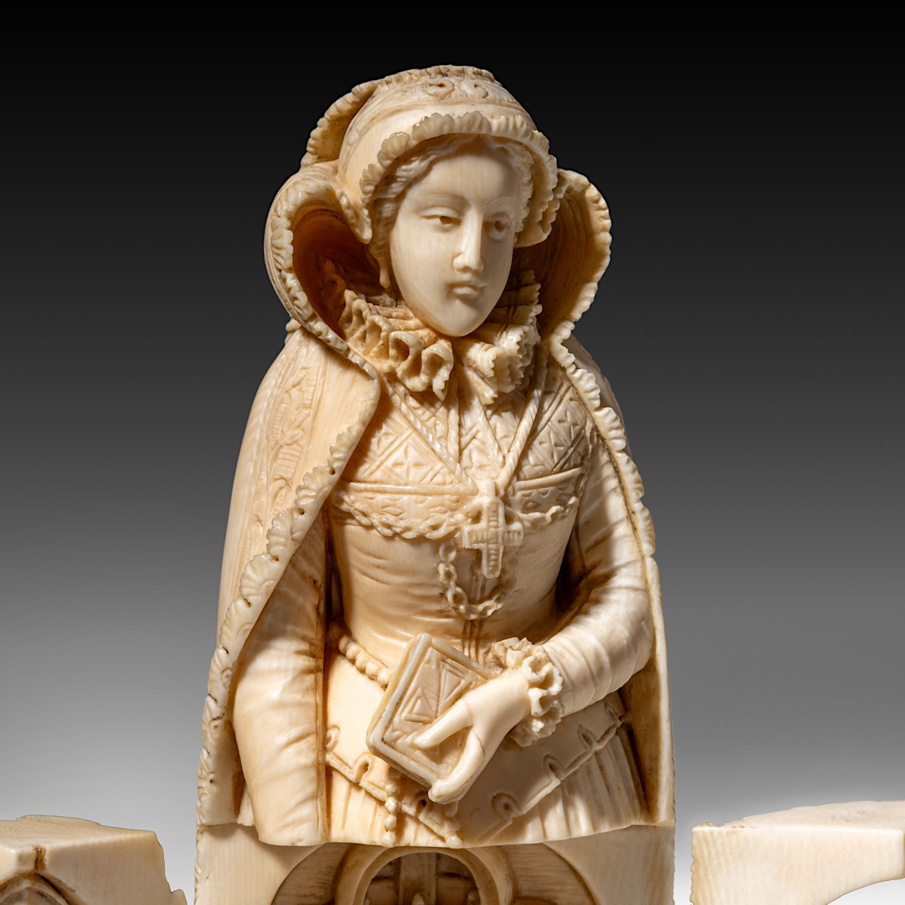 An ivory triptych sculpture of probably Mary Queen of Scots, French, 19thC, H 20 cm - 447 g (+) - Image 10 of 12