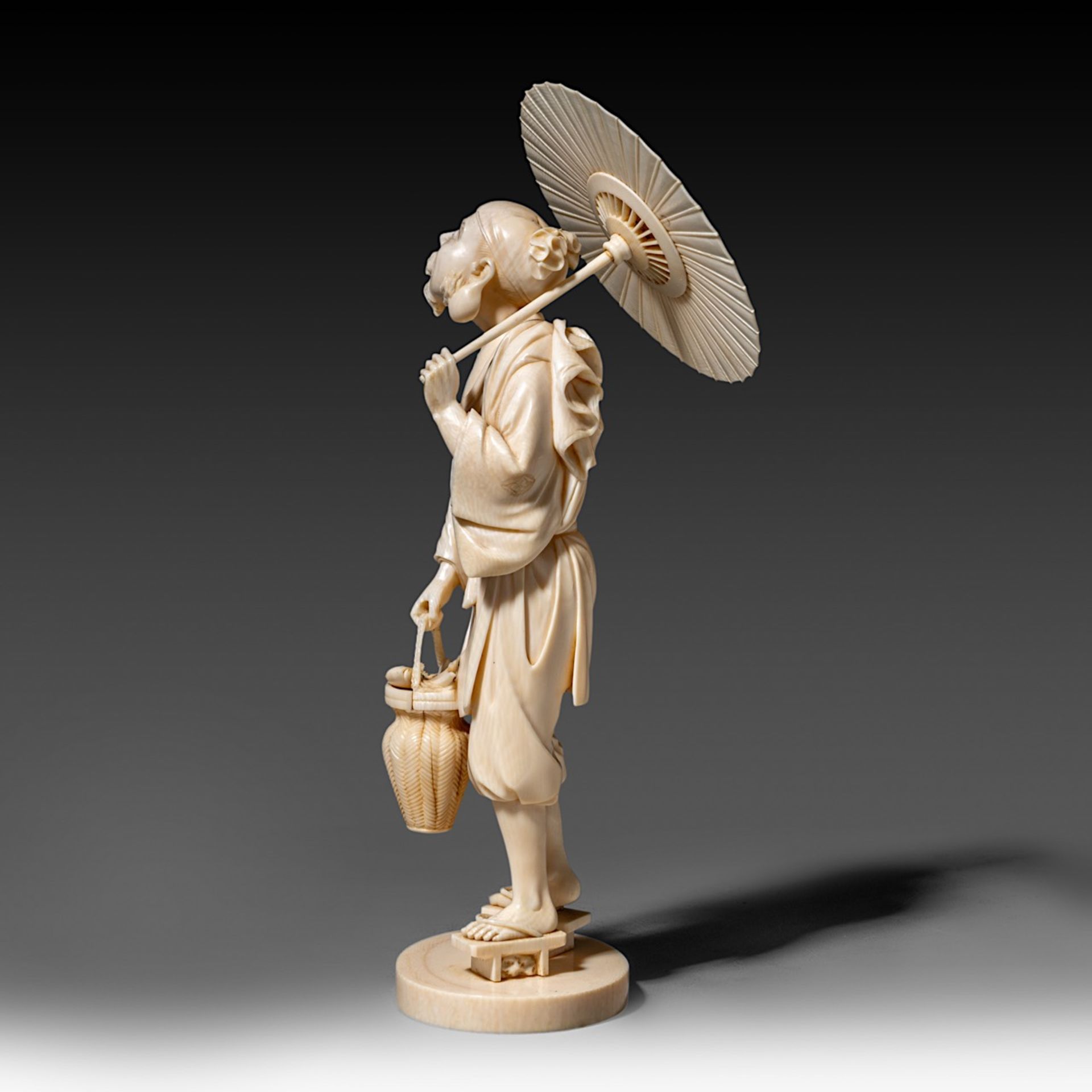 A very fine Japanese ivory okimono of a man with an umbrella, Tokyo school, Meiji period, H 23 cm - - Image 3 of 7