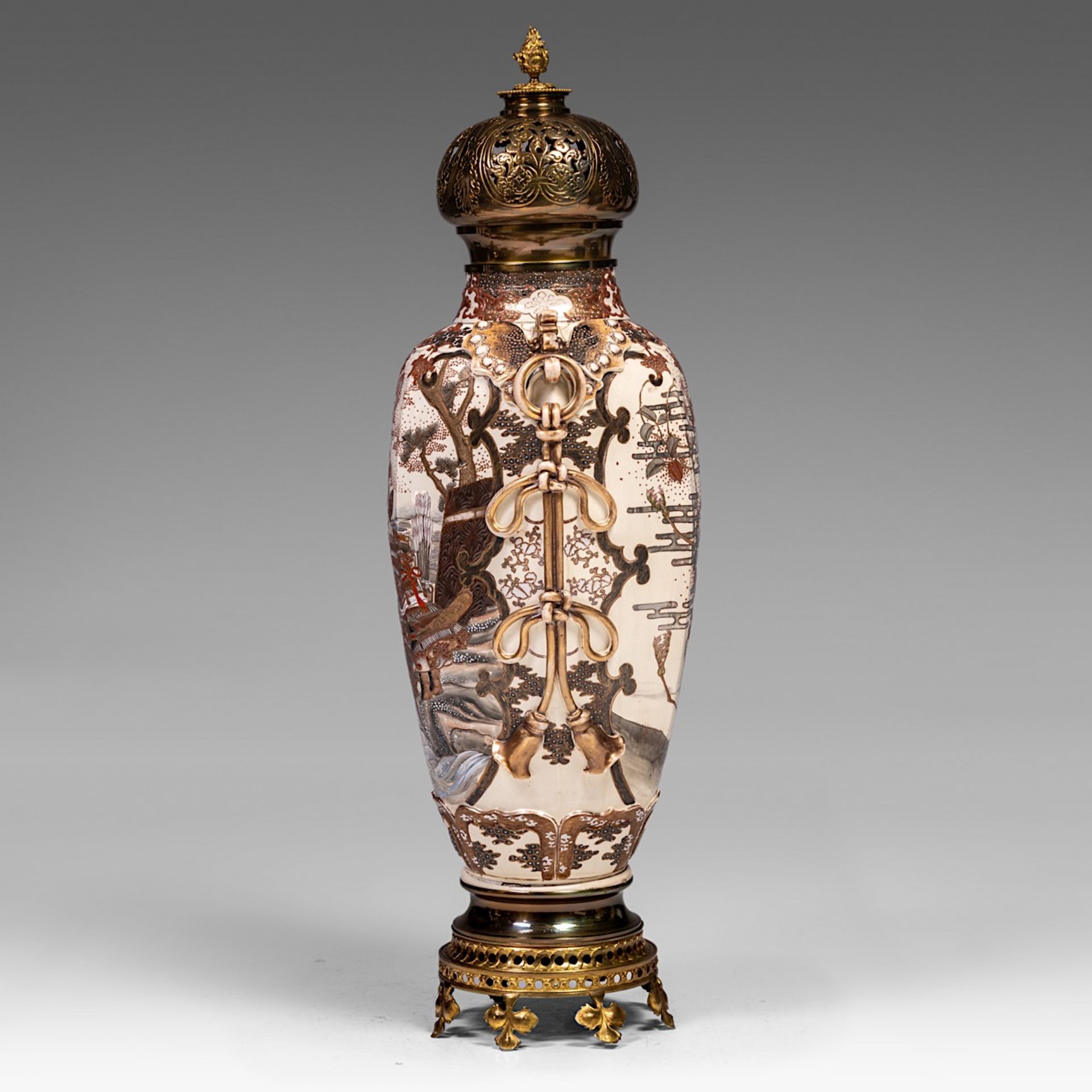 A large Japanese Satsuma vase with gilt bronze lid and base, late 19thC/20thC, total H 108 cm - Bild 4 aus 6