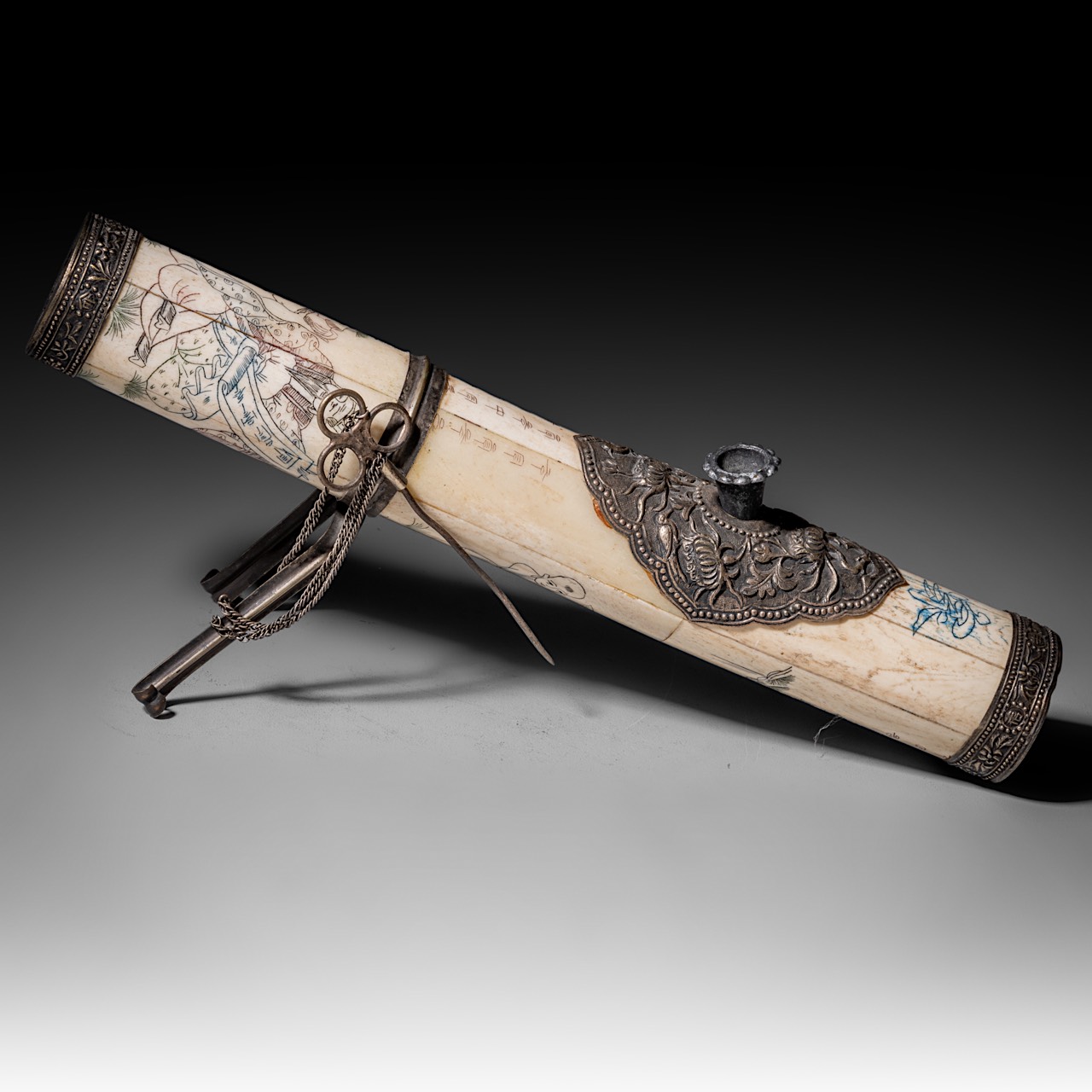 A Chinese opium pipe of engraved bone and metal, 20thC, L 30 cm - Image 4 of 22