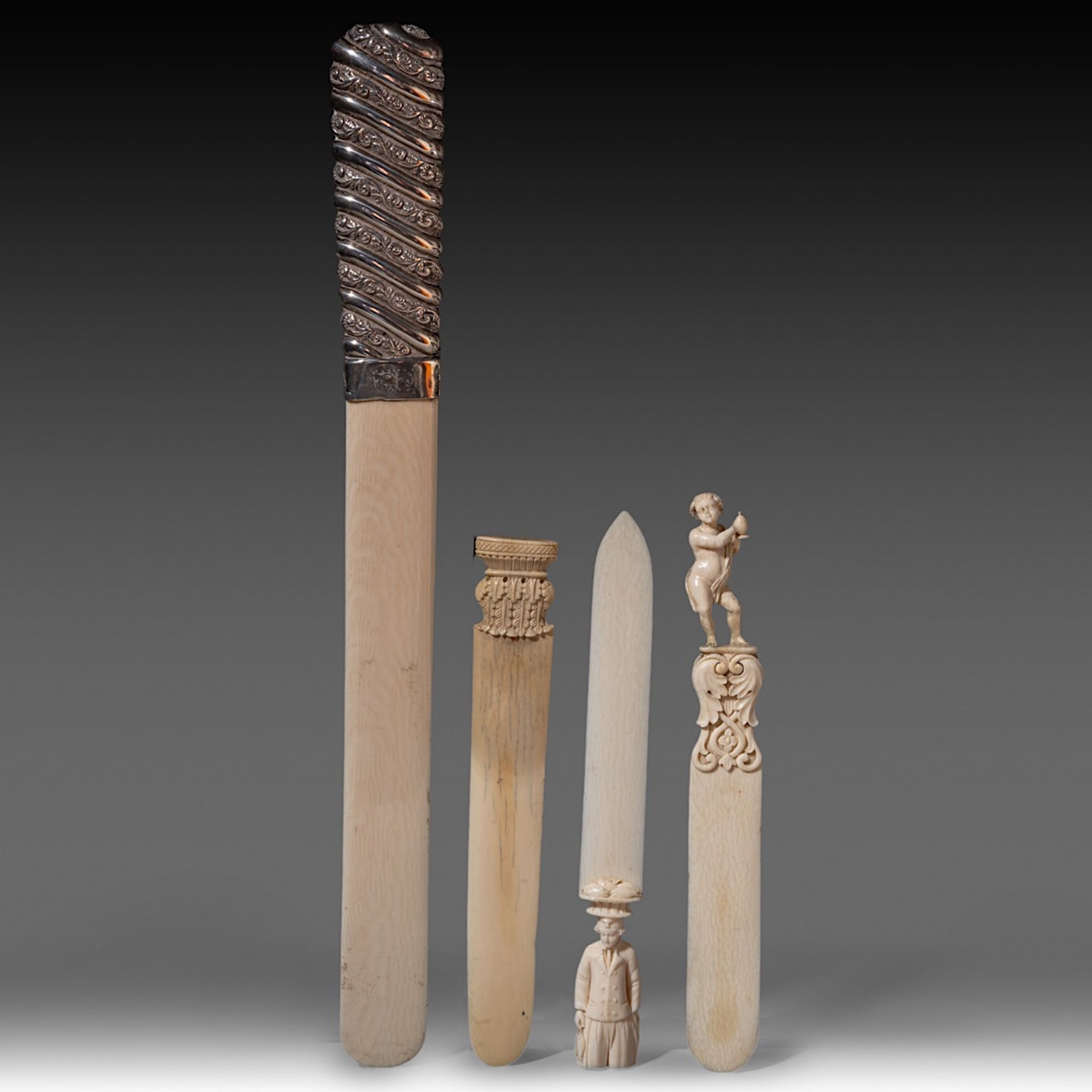 A collection of two European ivory letter openers, a ditto walrus ivory opener, a ditto page-turner, - Bild 8 aus 11