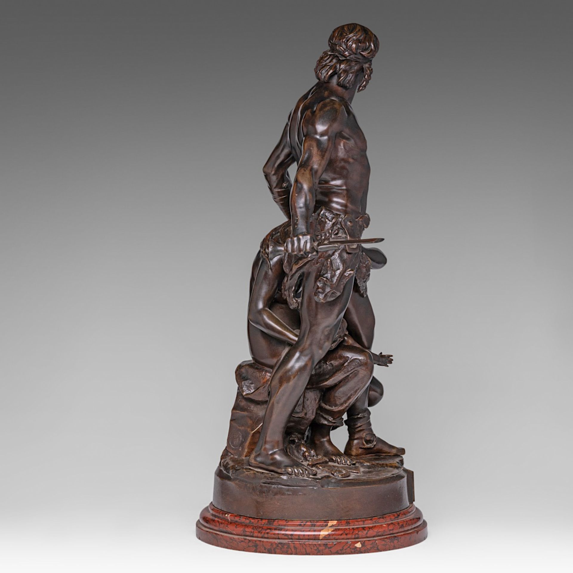Emile Andre Boisseau (1842-1923), 'La Defense du Foyer', patinated bronze on marble base, H 65 cm (t - Bild 4 aus 8