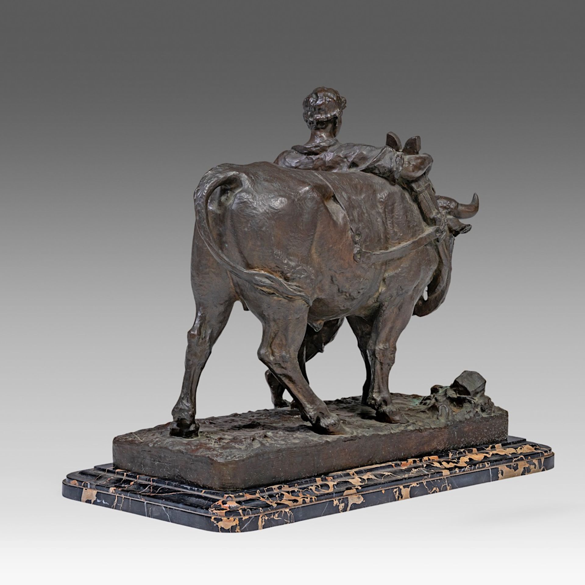 Leon Mignon (1847-1898), farmer resting with his ox, patinated bronze on a marble base, H 51 - 55 - - Image 4 of 10