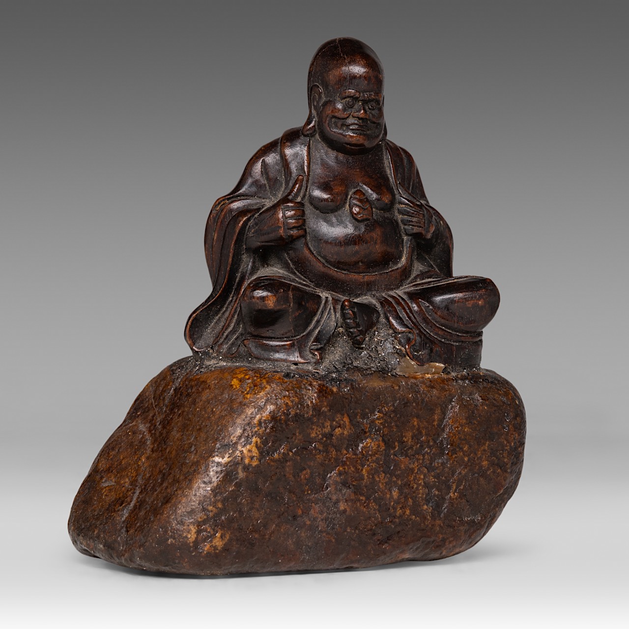 A finely carved wooden figure of 'Open Heart Gobaka Arhat (Luohan)', fixed on rock work, 18thC/19thC - Image 6 of 8