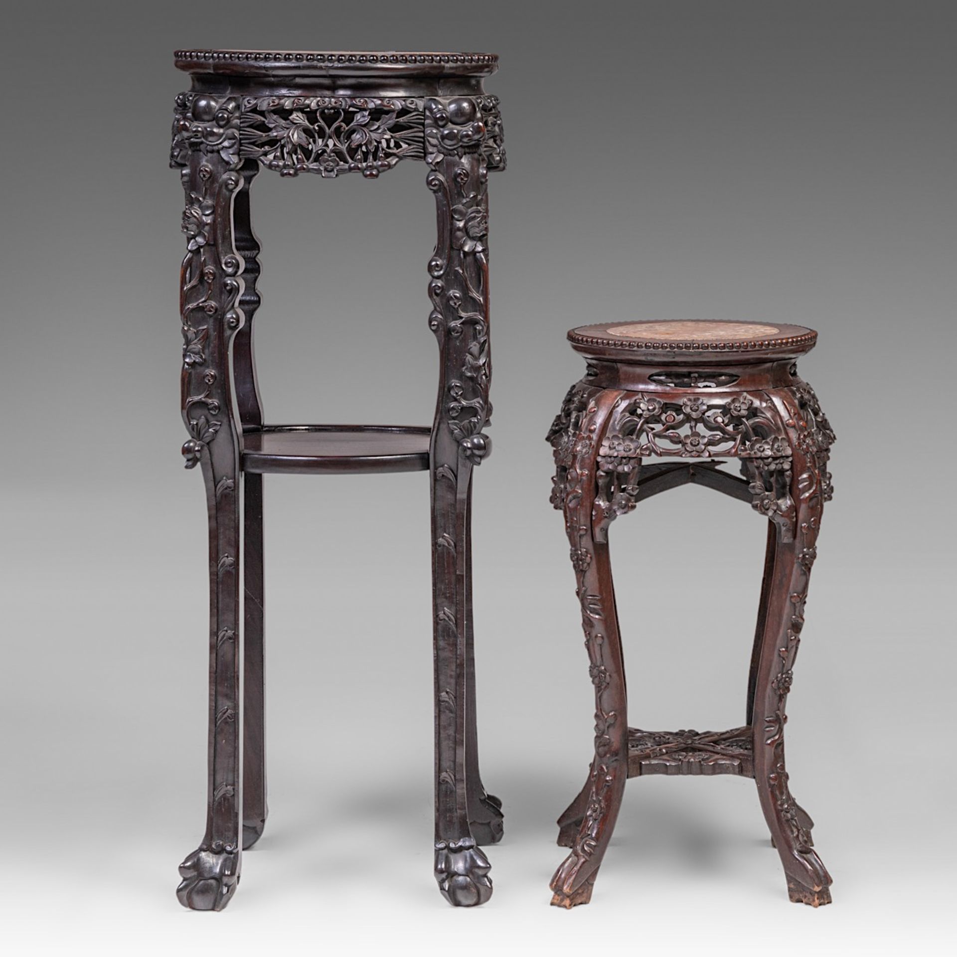 A small collection of four South Chinese carved hardwood bases, all with a marble top, late Qing, ta - Bild 14 aus 17