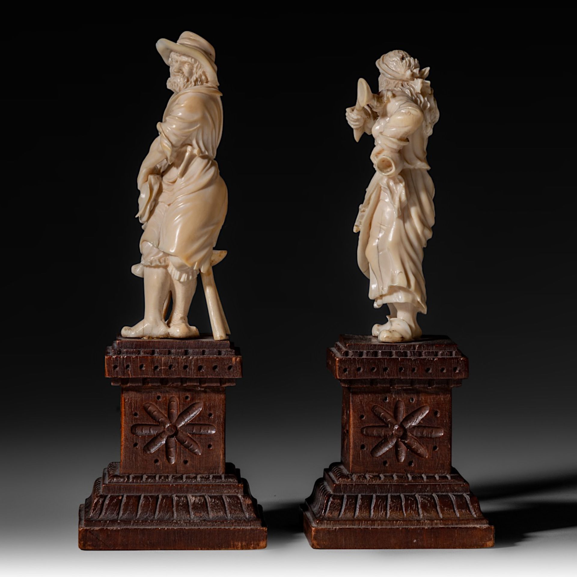 Two 19th-century French or German ivory folk figures (+) - Bild 3 aus 6