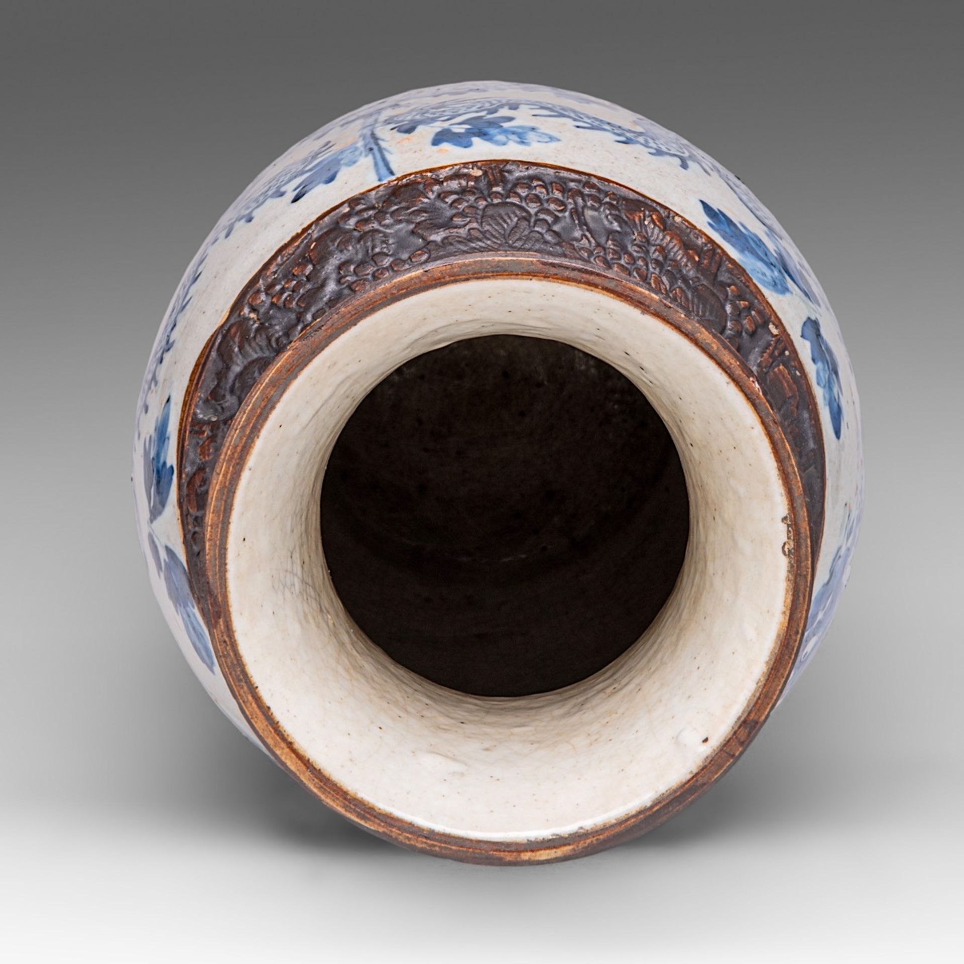 A Chinese blue and white 'Dragons amongst Peonies' Nanking stoneware vase, 19thC, H 51,5 cm - Bild 5 aus 6