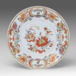 A Chinese export porcelain 'Madame de Pompadour' dish, Yongzheng/Qianlong period, dia 23 cm