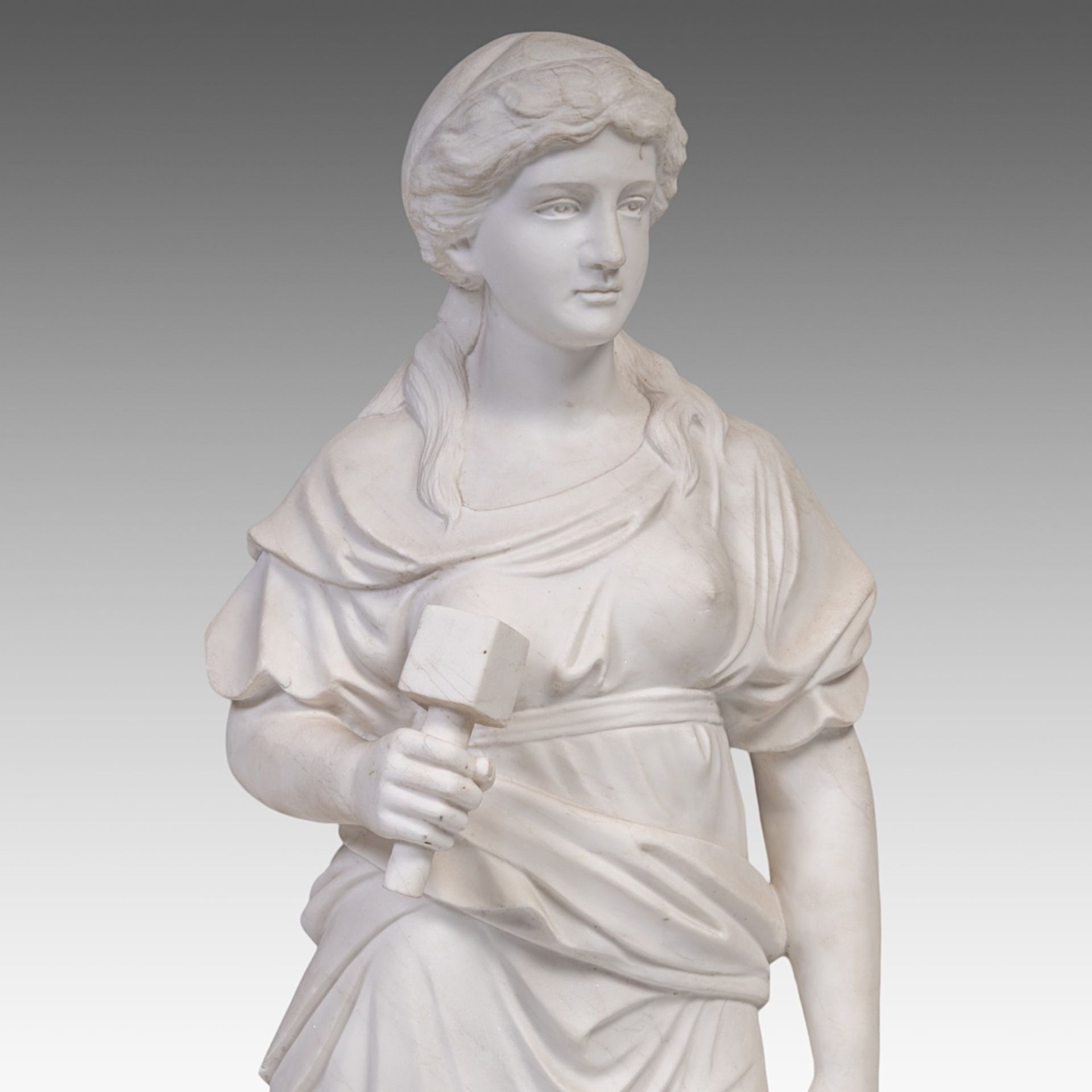A large Carrara marble representation of the 'Allegory of Sculpture', H 110 cm - Bild 9 aus 9