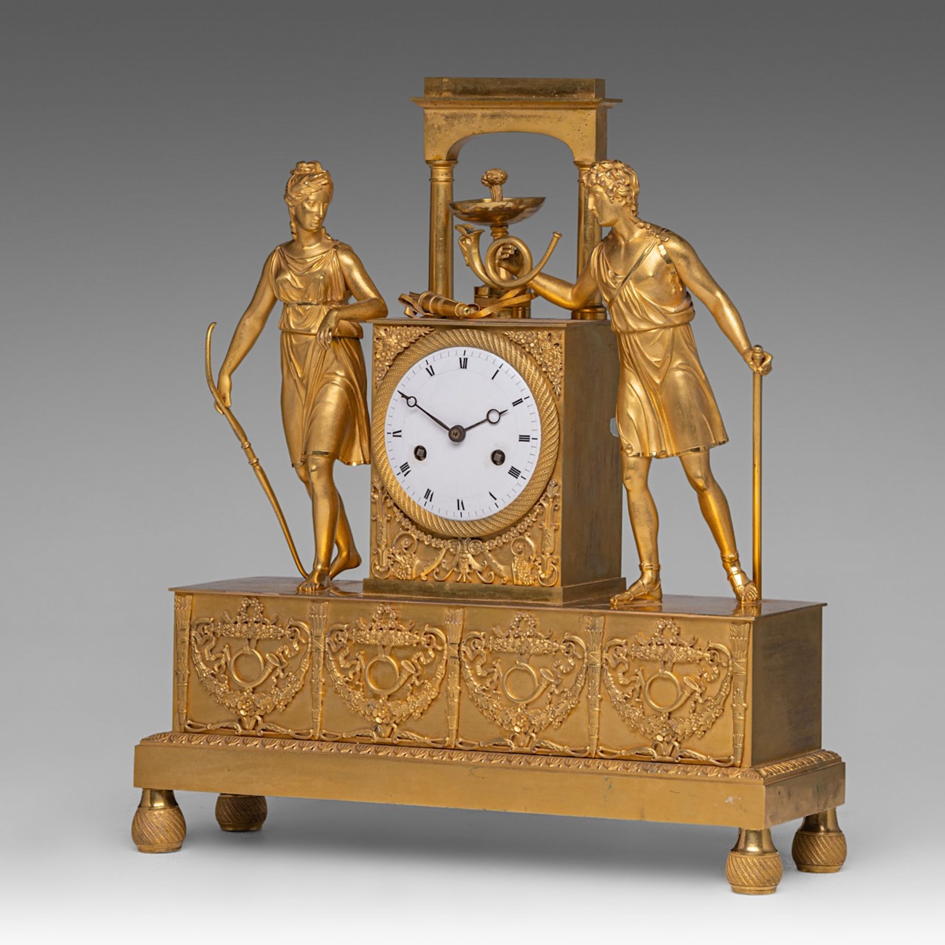 A gilt bronze French Restauration mantle clock with hunting theme, H 40 - W 36 cm - Image 2 of 7