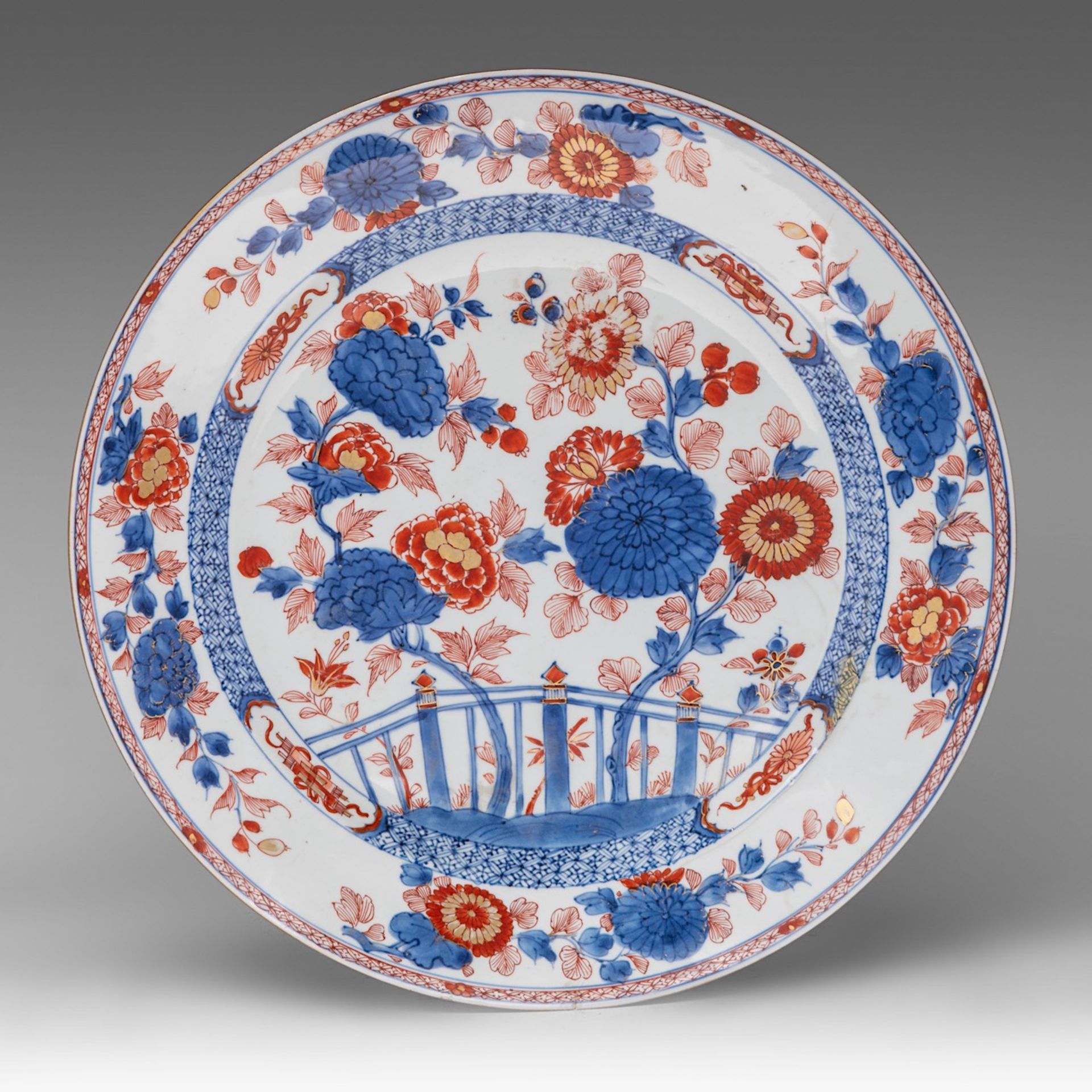 A Chinese Imari 'Flower garden' charger and plate, 18thC, dia 31,5 - 38,5 cm - Bild 2 aus 5