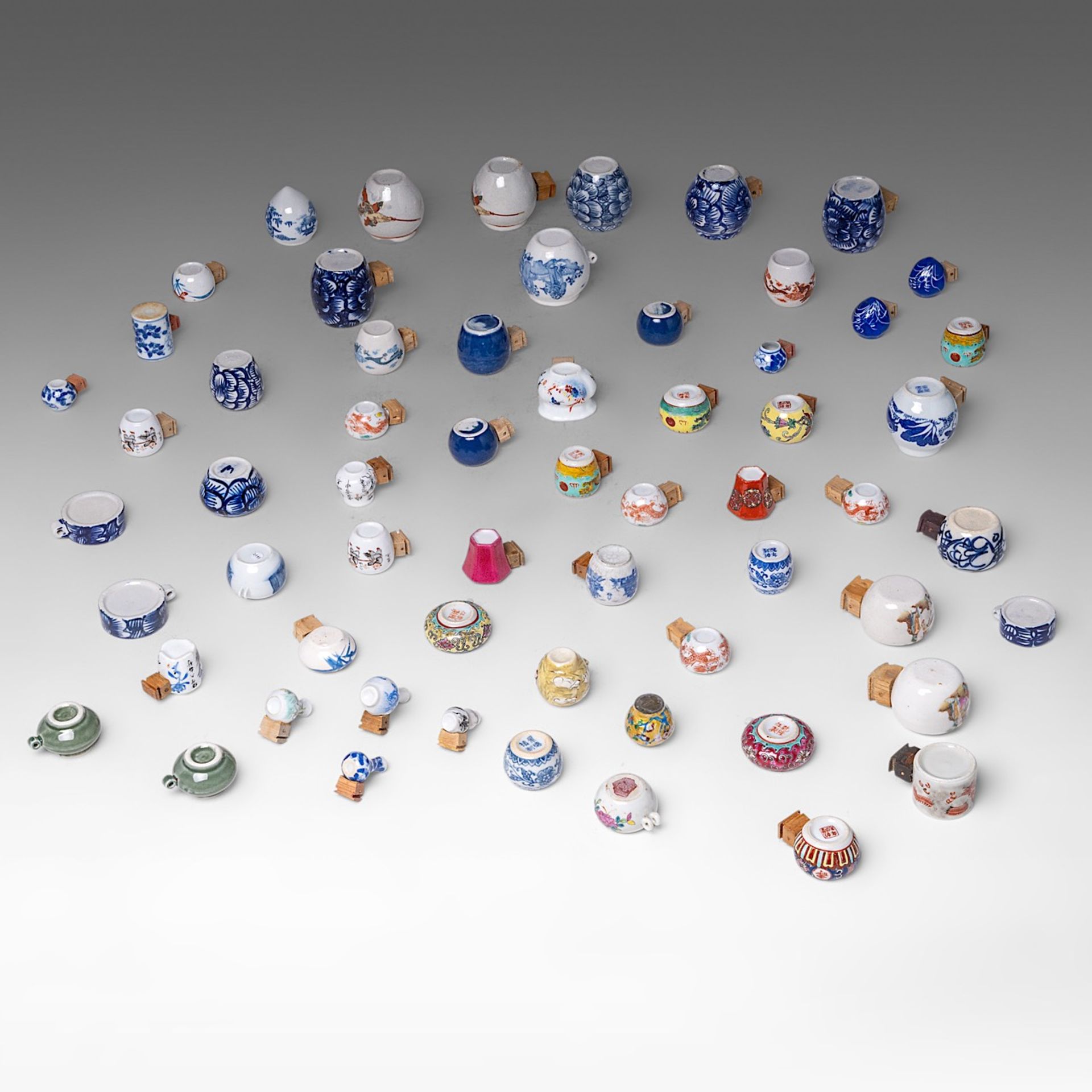 A large collection of sixty-one Chinese porcelain bird feeders, incl. one with dragons in iron-red a - Bild 3 aus 3