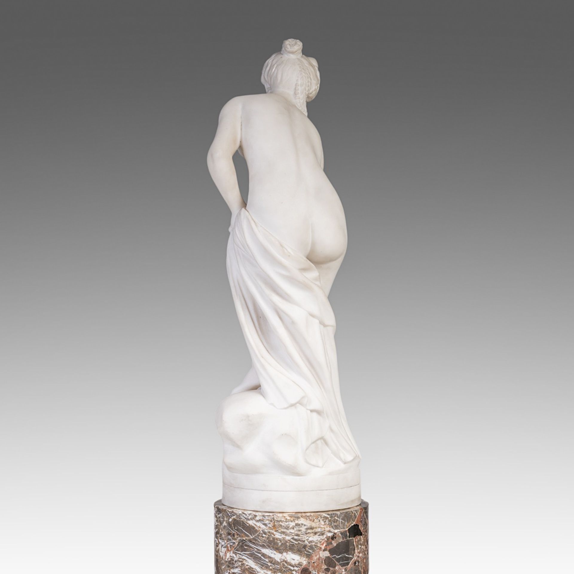 A Carrara marble sculpture of the bathing Venus, on a Breche d'Alep marble column, H 170 cm (total) - Bild 5 aus 13