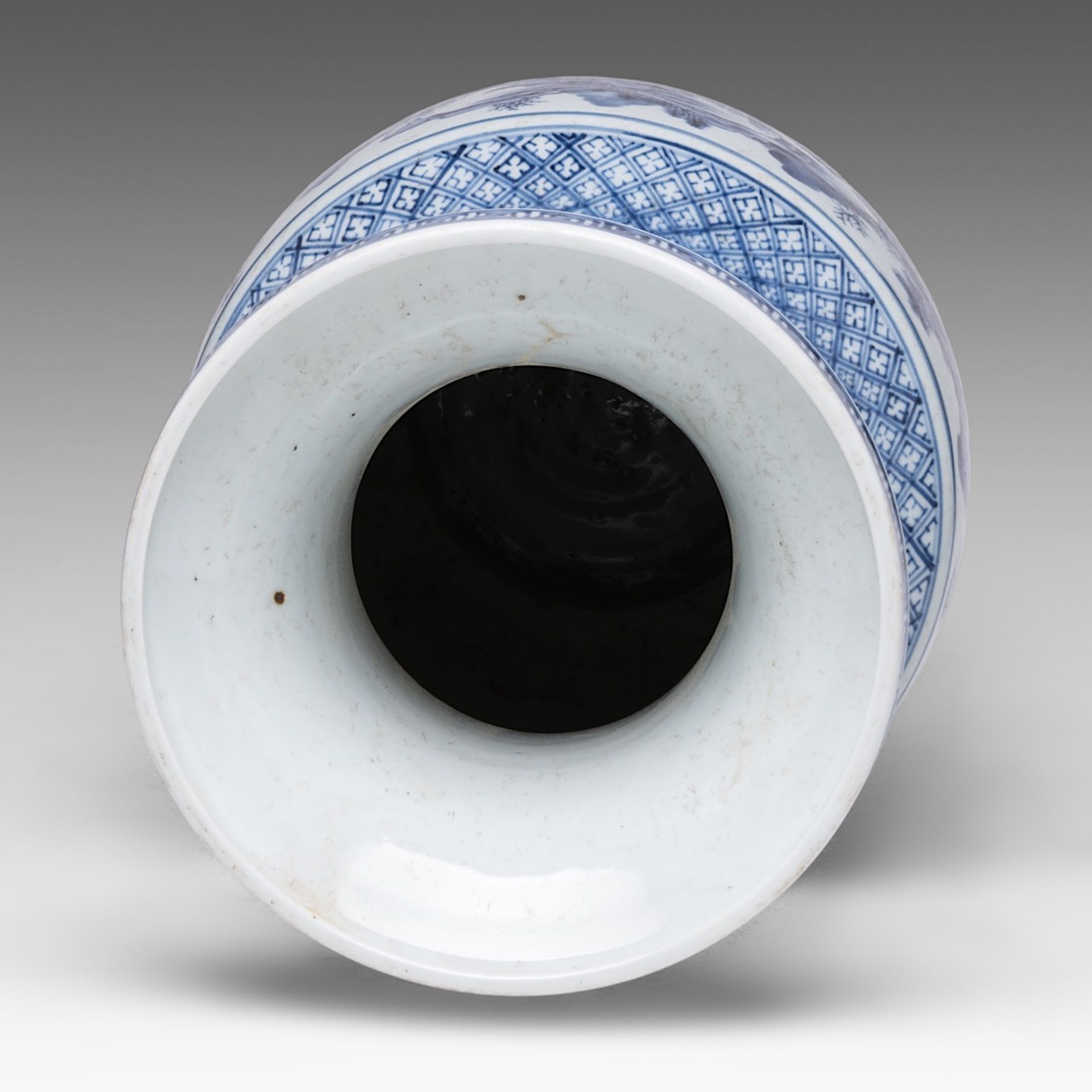 A Chinese blue and white 'Mountainous Landscape' yenyen vase, H 45 cm - Bild 5 aus 6