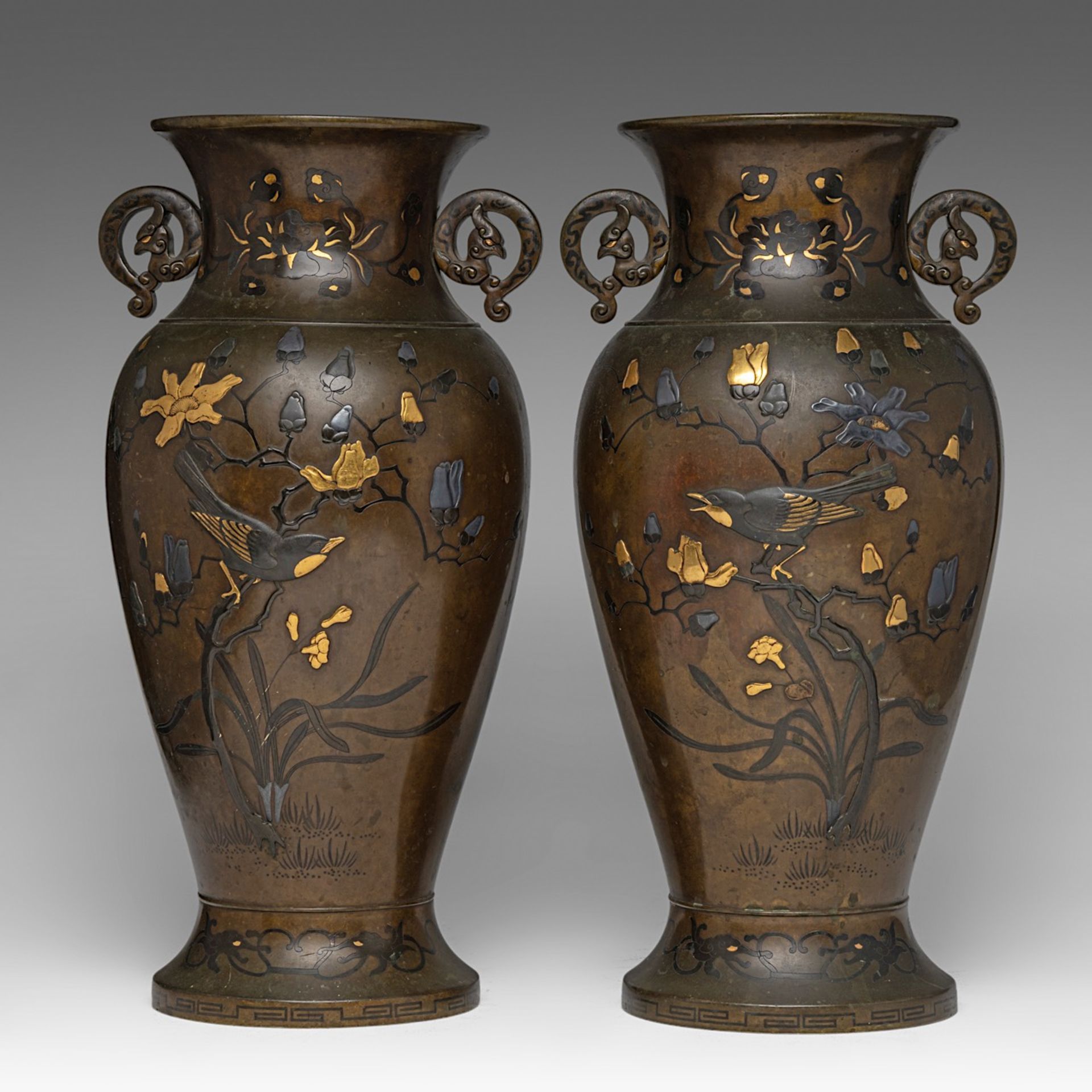 A pair of Japanese bronze 'Phoenix' vases with gilt details, Meiji period (1868-1912), both H 41,5 c - Bild 3 aus 6
