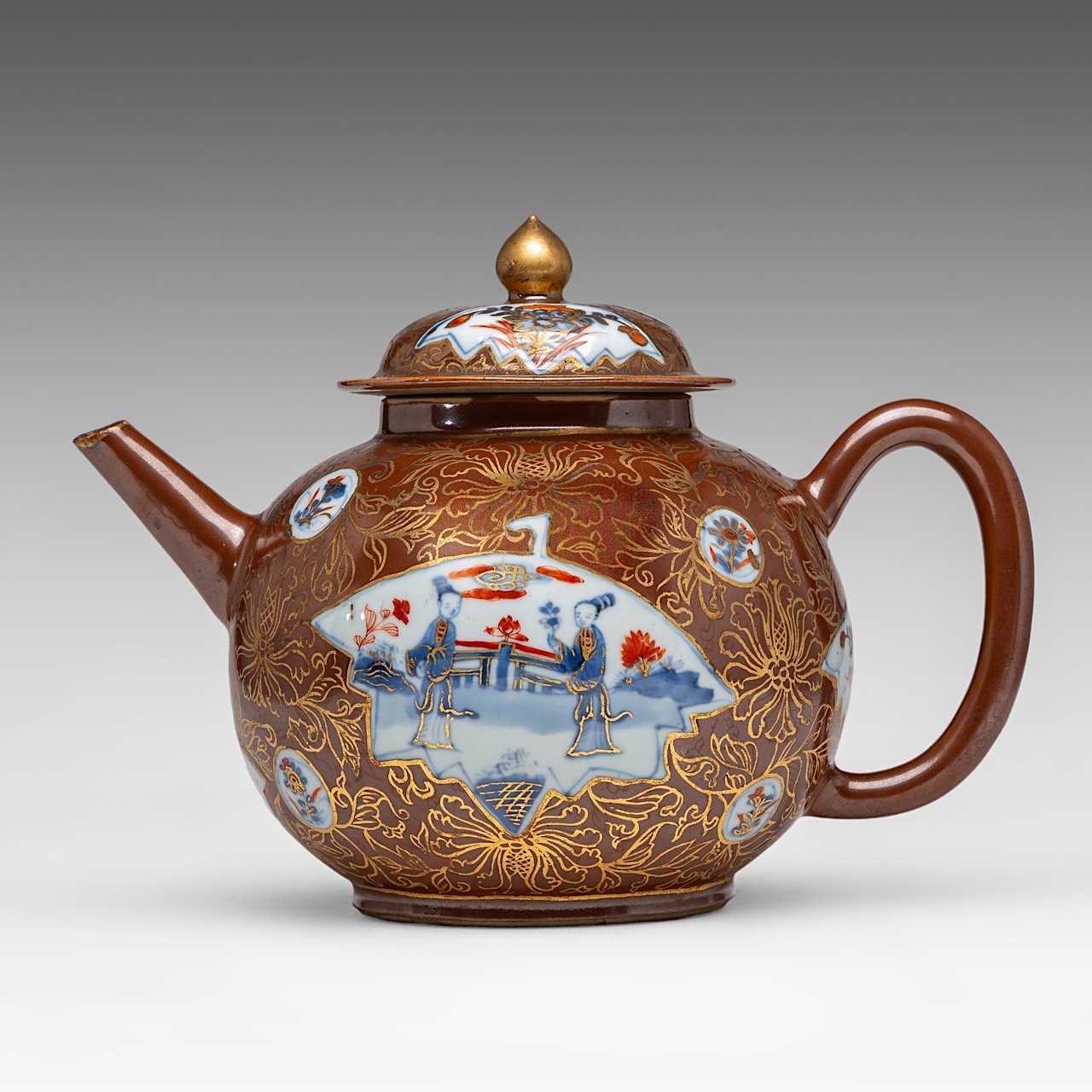 An unusual imposing Chinese cafe-au-lait and Imari teapot, Kangxi period, H 19,5 - L 27,5 cm - added - Image 3 of 17