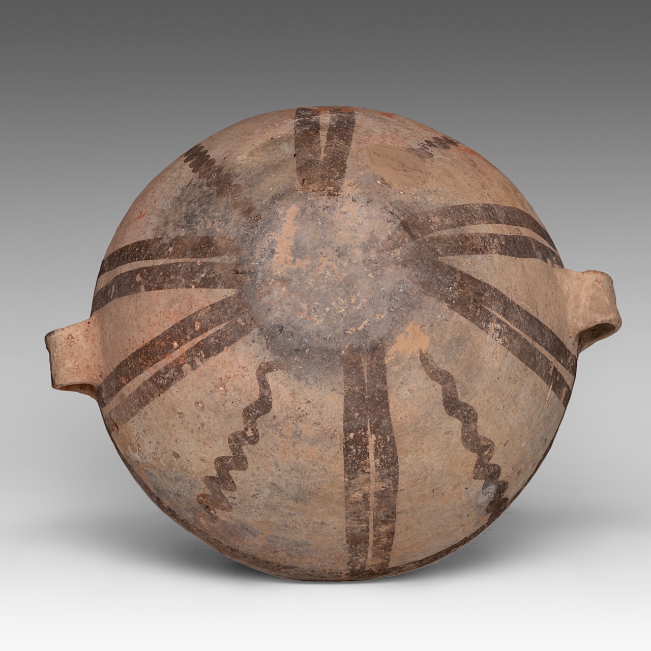 A Chinese Neolithic Yangshao/Majiayao culture painted hu jar, Banshan-type, H 32,5 cm - Bild 6 aus 7