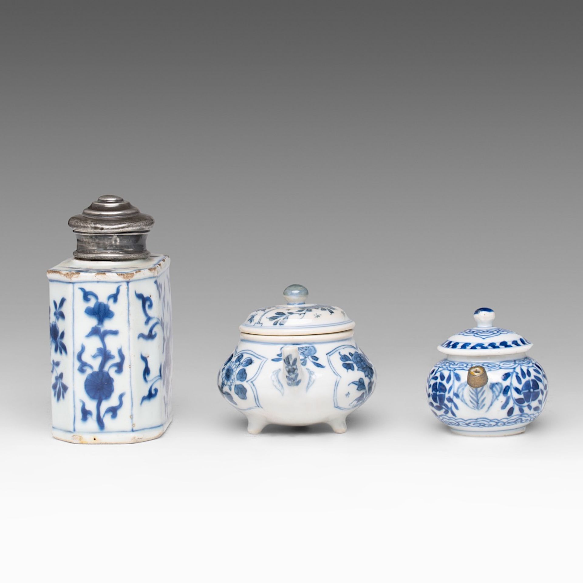 A small collection of three Chinese blue and white floral decorated tea ware, Kangxi period and 18th - Bild 4 aus 9