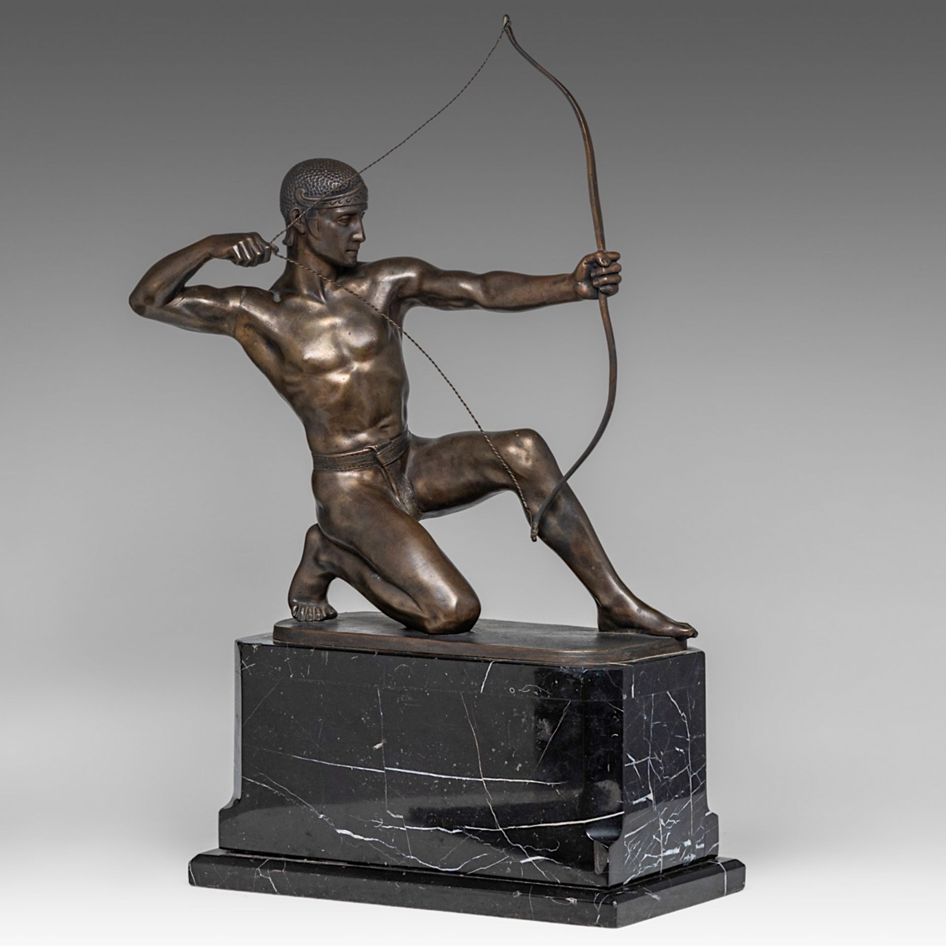 Rudolf Kaesbach (1873-1955), Spartan archer, patinated bronze Art Deco sculpture on a marble base, H - Bild 2 aus 9