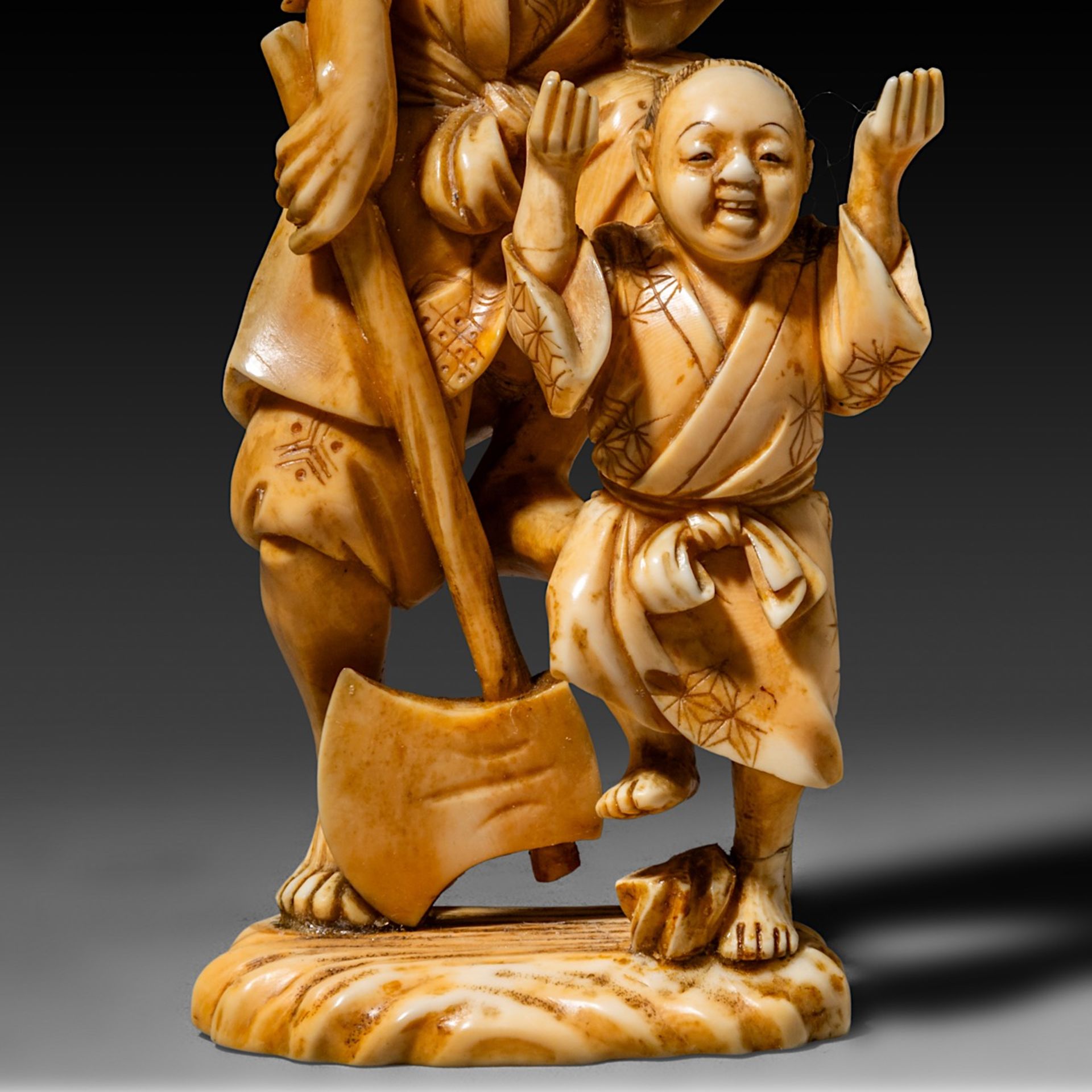 Two ivory okimono, Meiji period (1868-1912); one of a huntsman and his hawk, H 14,7 cm - 177 g, one - Bild 9 aus 10