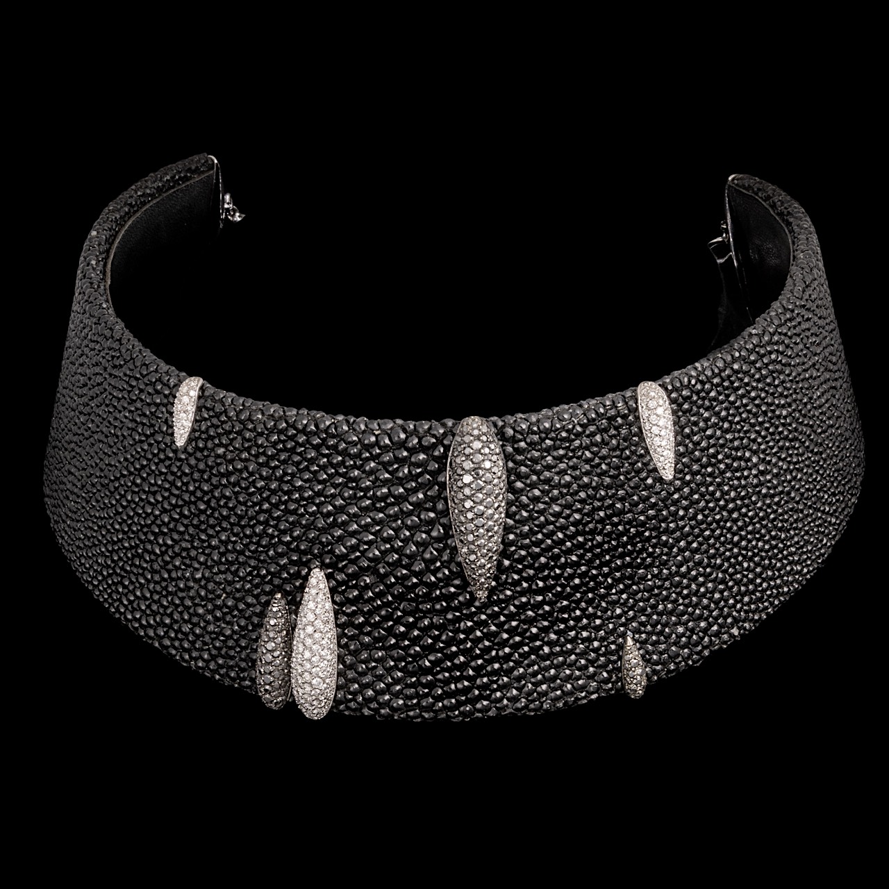 A de Grisogono Galuchat (stringray) chagreen, 18ct white gold and black and white diamonds choker ne - Image 3 of 9