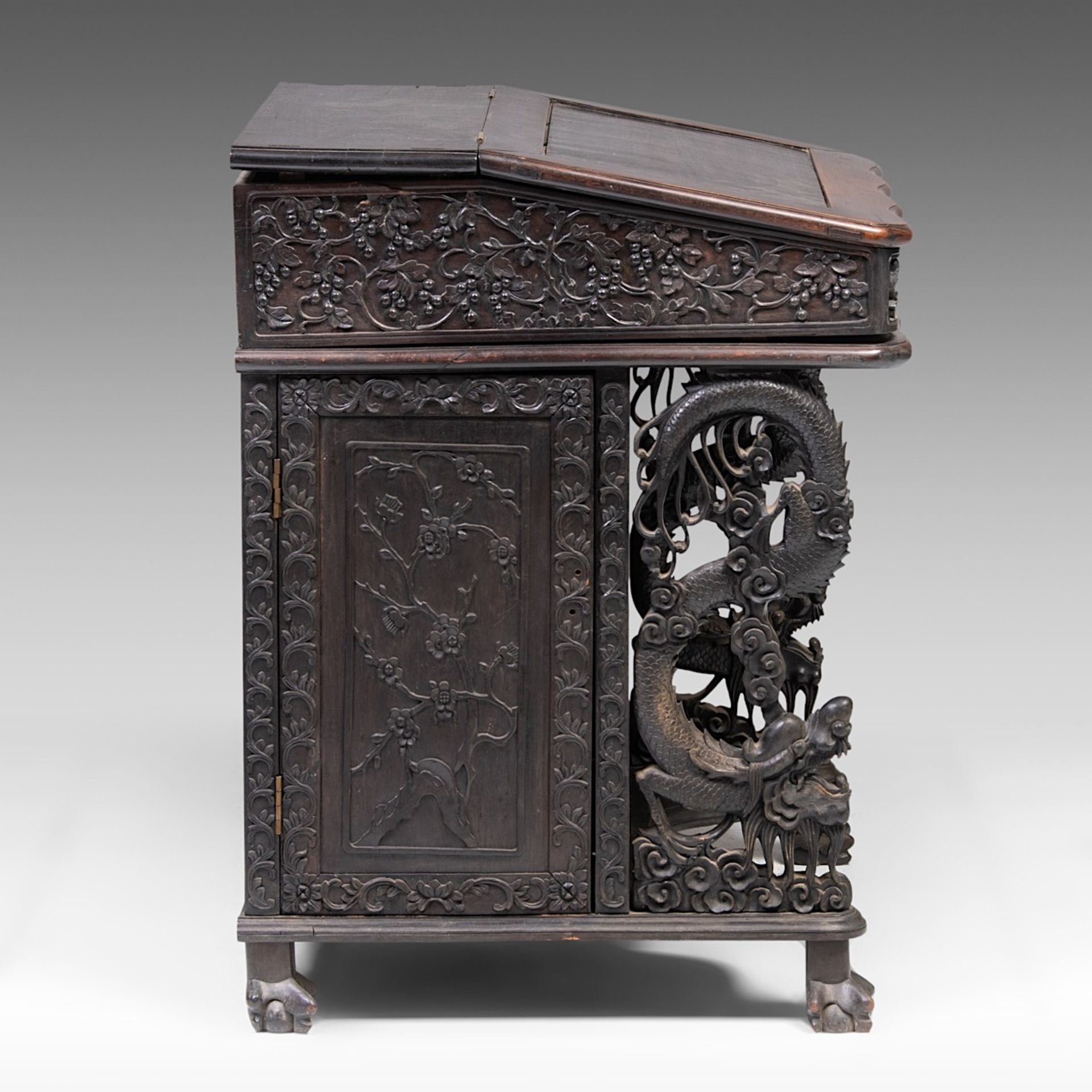 A compact South Chinese carved hardwood writing desk, 19thC, H 83 - W 66 - D 62 cm - Bild 6 aus 10