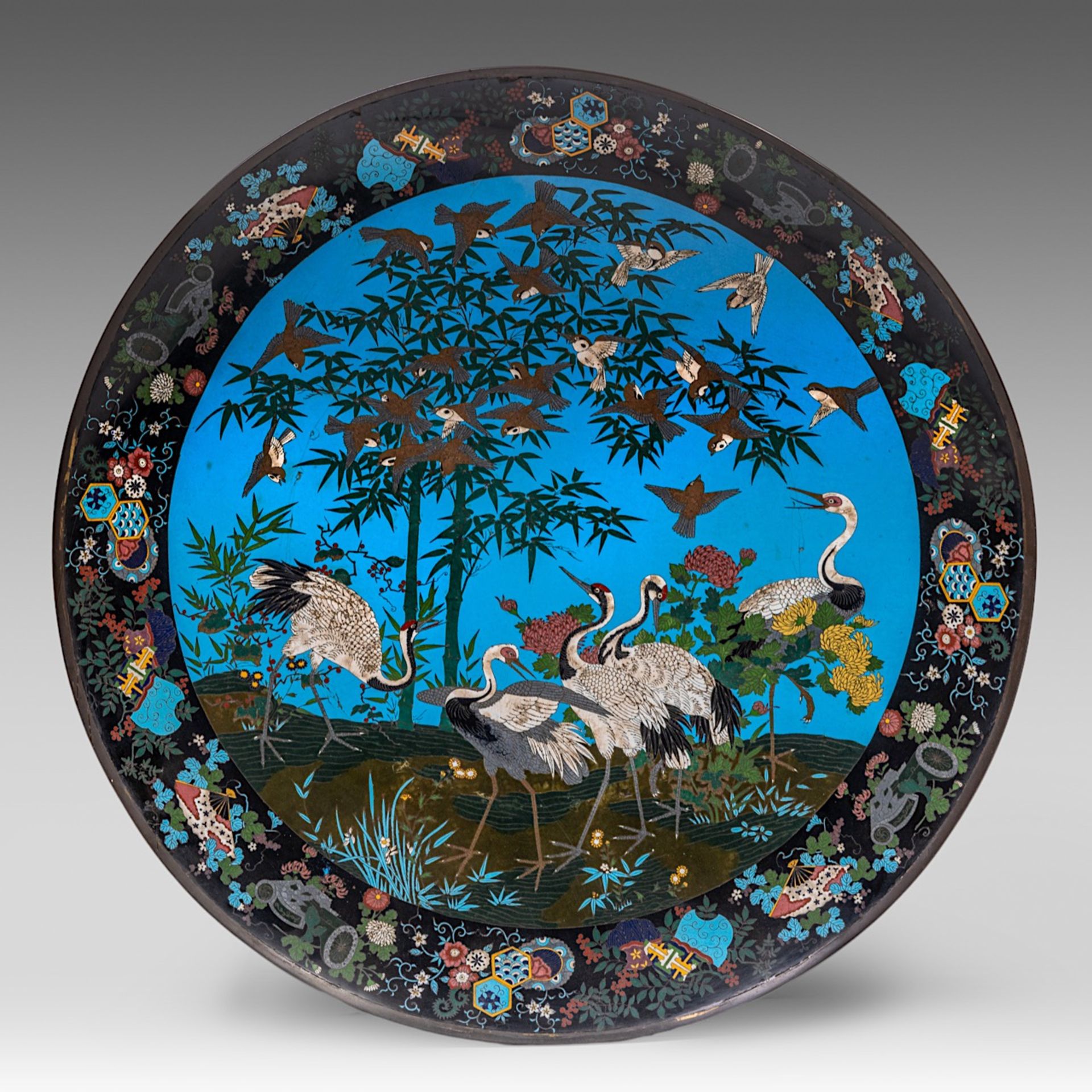 A pair of large Japanese cloisonne enamelled plates with scenes of cranes, late Meiji (1868-1912), b - Bild 3 aus 4