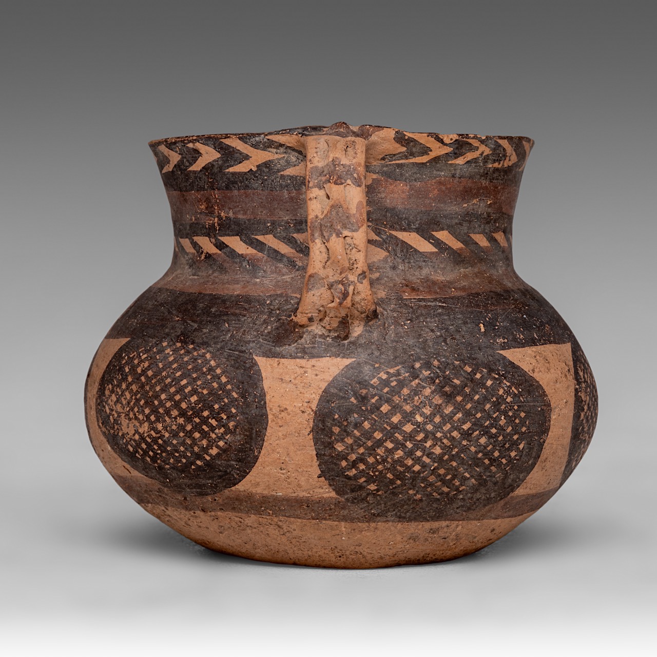 An elegant Chinese Neolithic Yangshao/Majiayao culture painted small pottery jar, Banshan-type, H 10 - Image 2 of 6