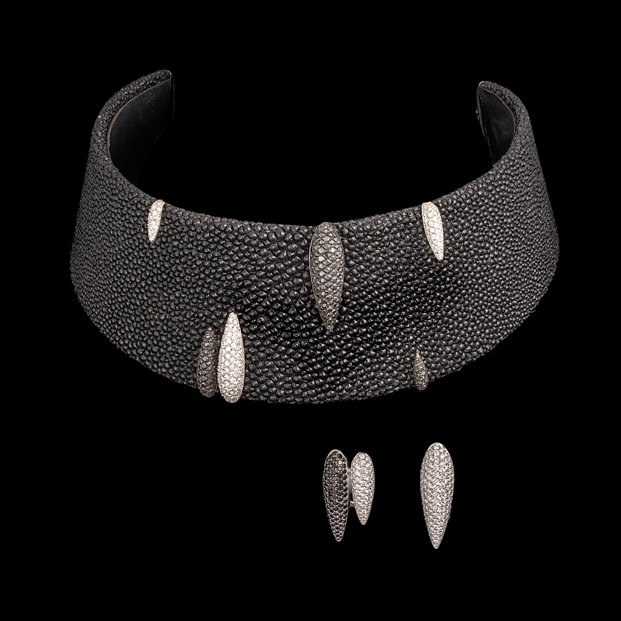 A de Grisogono Galuchat (stringray) chagreen, 18ct white gold and black and white diamonds choker ne - Image 2 of 9