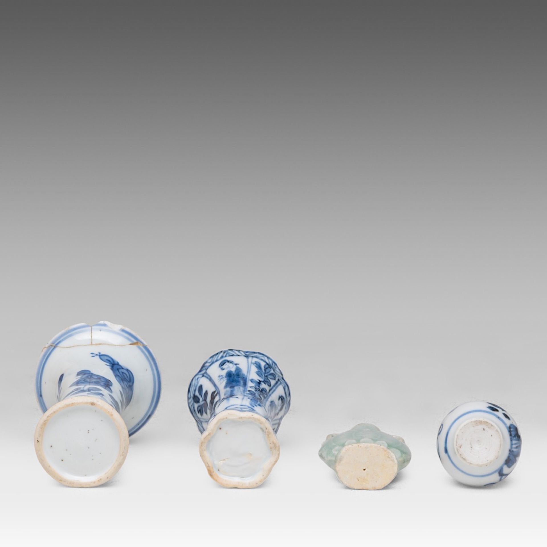 A collection of thirteen Chinese miniature vases and bottles, mainly blue and white and of Kangxi pe - Bild 8 aus 10