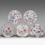 A small collection of two Chinese Imari and three famille rose export porcelain dishes, 18thC, dia 2