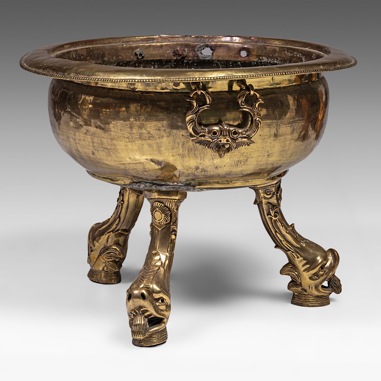 A brass wine cooler, the feet moddeled as dolphins, ca. 1700, H 47 - dia 60 cm - Image 4 of 6