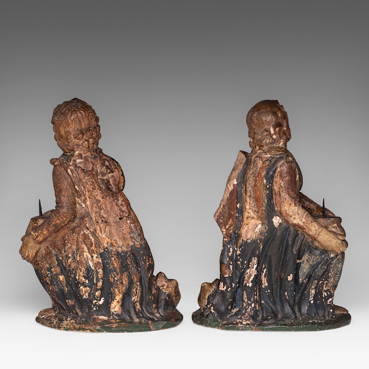 An exceptional pair of 16thC polychrome terracotta angels holding a pricket candlestick, H 38-39 cm - Image 4 of 7