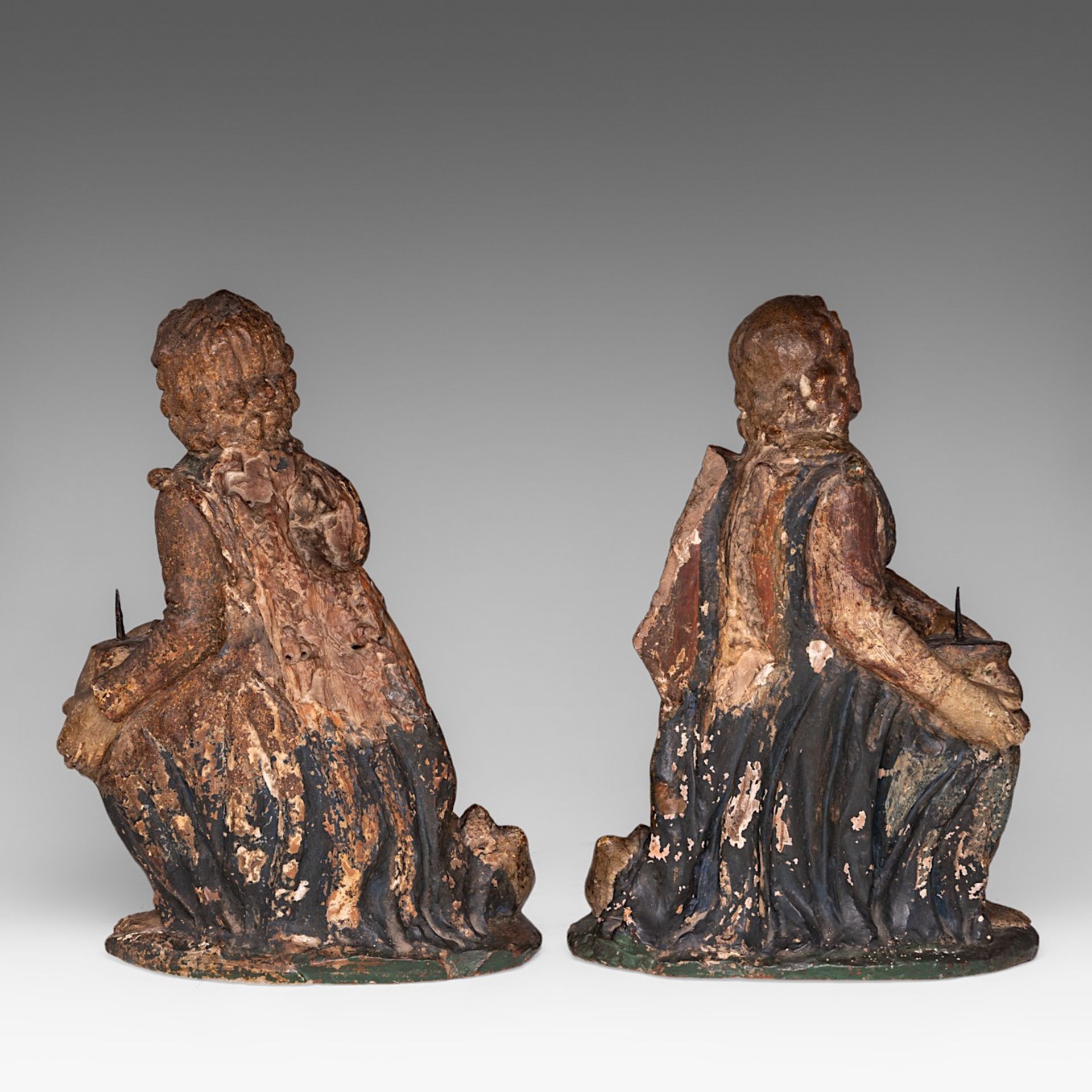 An exceptional pair of 16thC polychrome terracotta angels holding a pricket candlestick, H 38-39 cm - Bild 4 aus 7