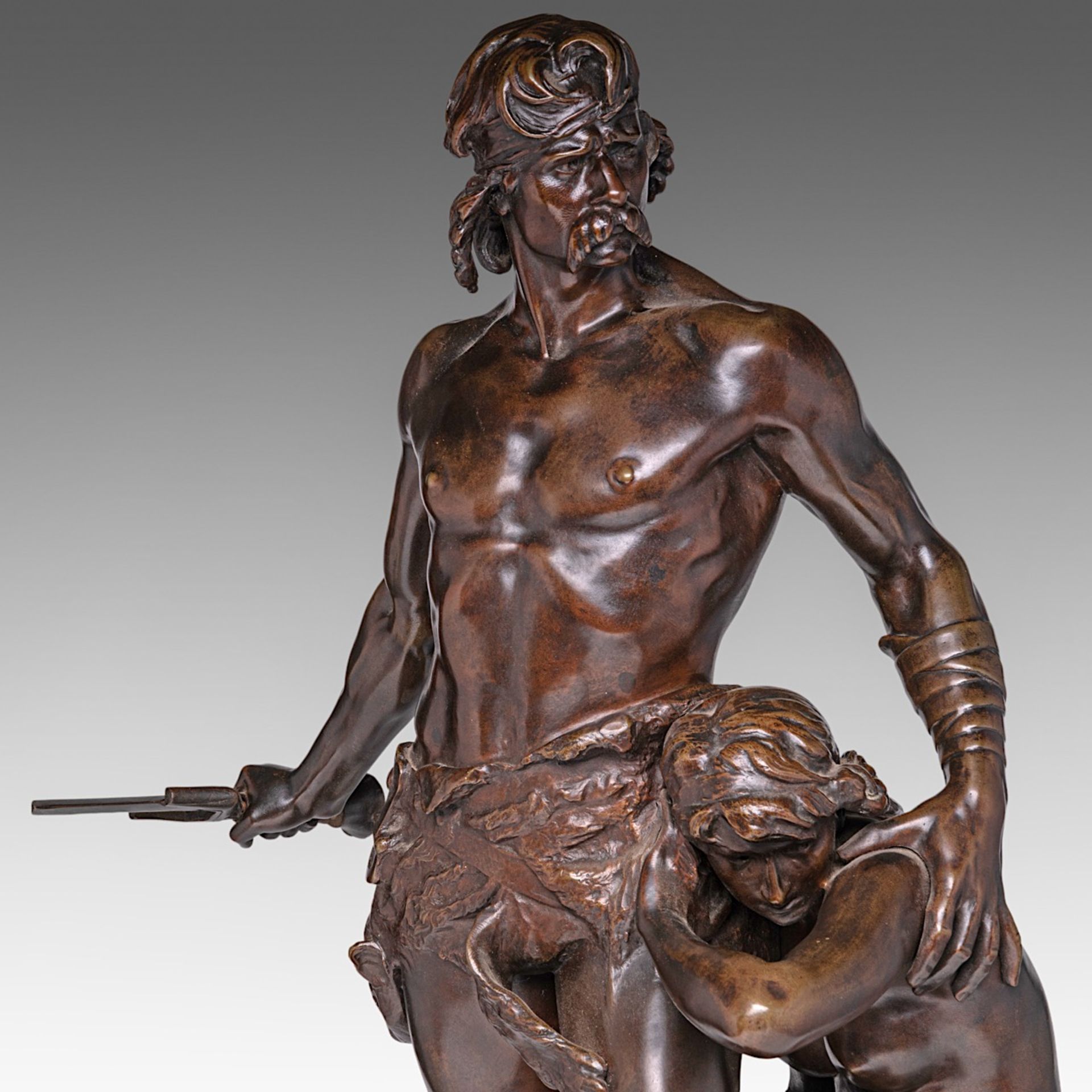 Emile Andre Boisseau (1842-1923), 'La Defense du Foyer', patinated bronze on marble base, H 65 cm (t - Bild 6 aus 8