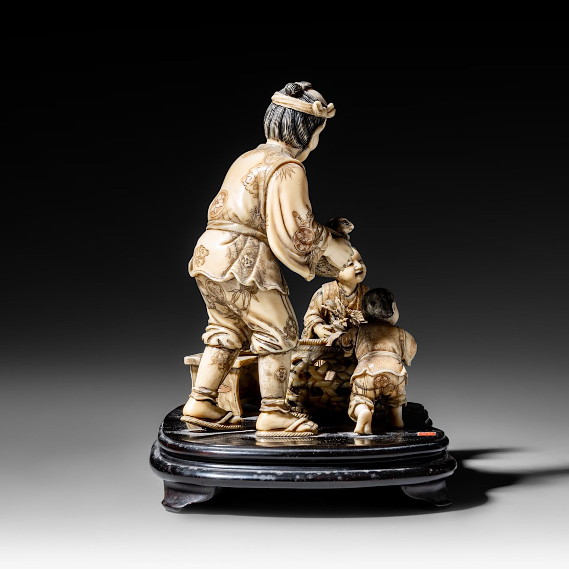 A walrus/sperm whale ivory okimono group of a family with bunnies, fixed on a black lacquered wooden - Bild 6 aus 10