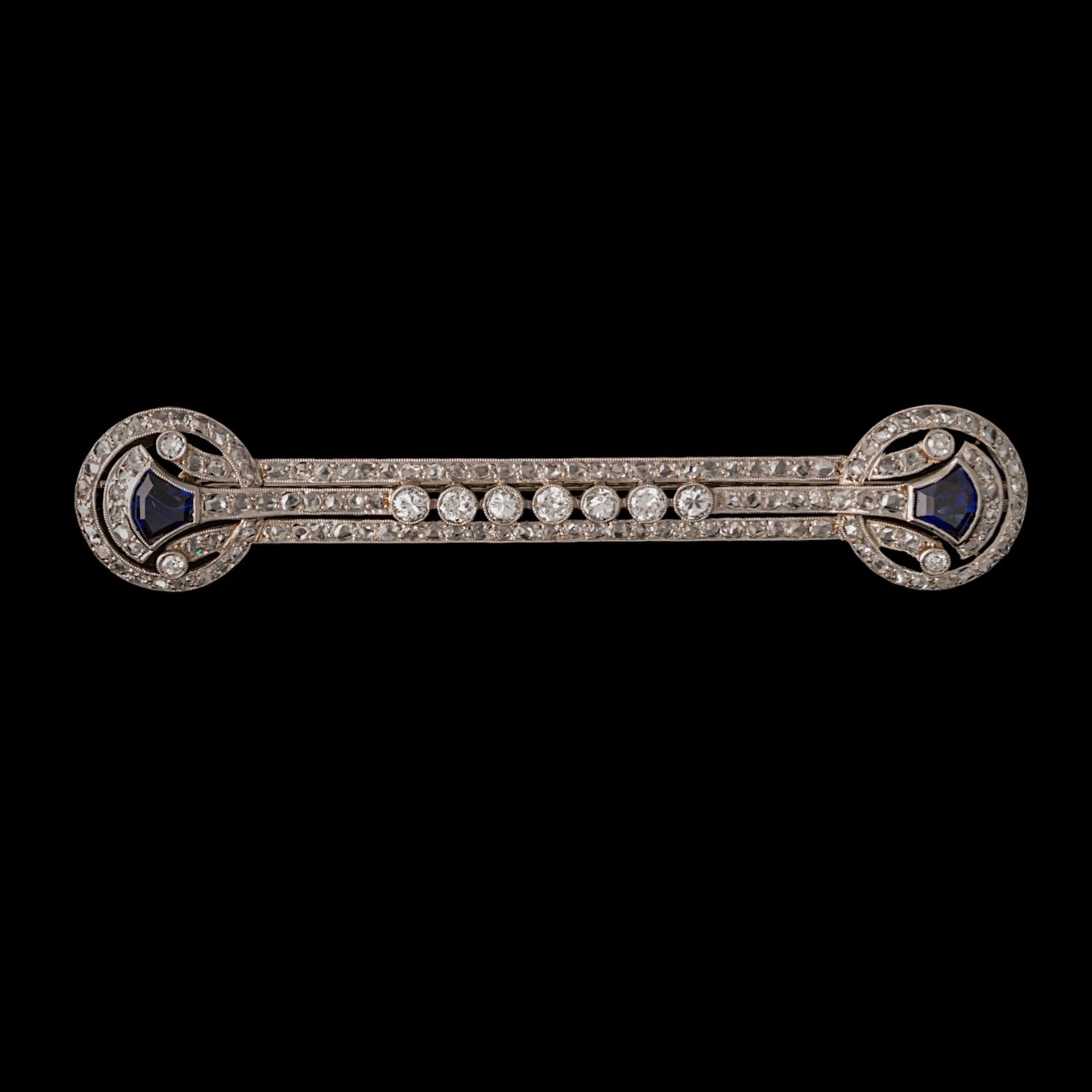 An Art Deco 18CT white gold brooch, set with rose cut diamonds and synthetic sapphires, L 7,2 cm, we