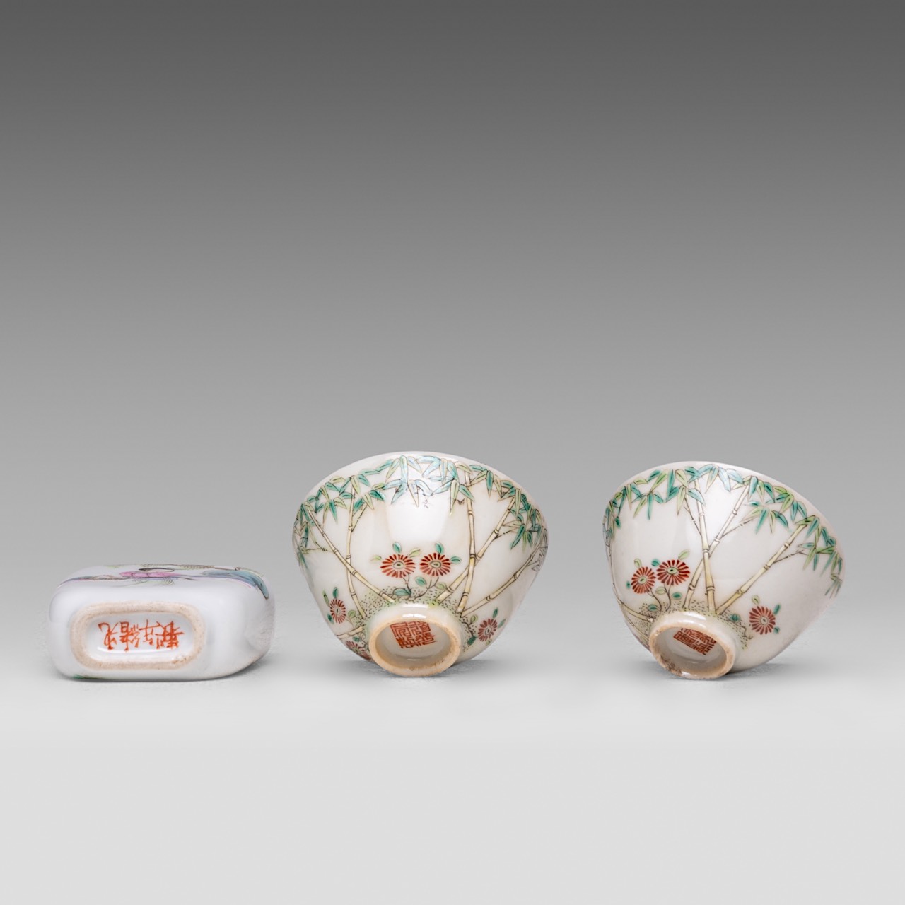 A small collection of Chinese famille rose ware, incl. a pair of fine 'Bamboo' wine cups, Daoguang m - Bild 7 aus 13