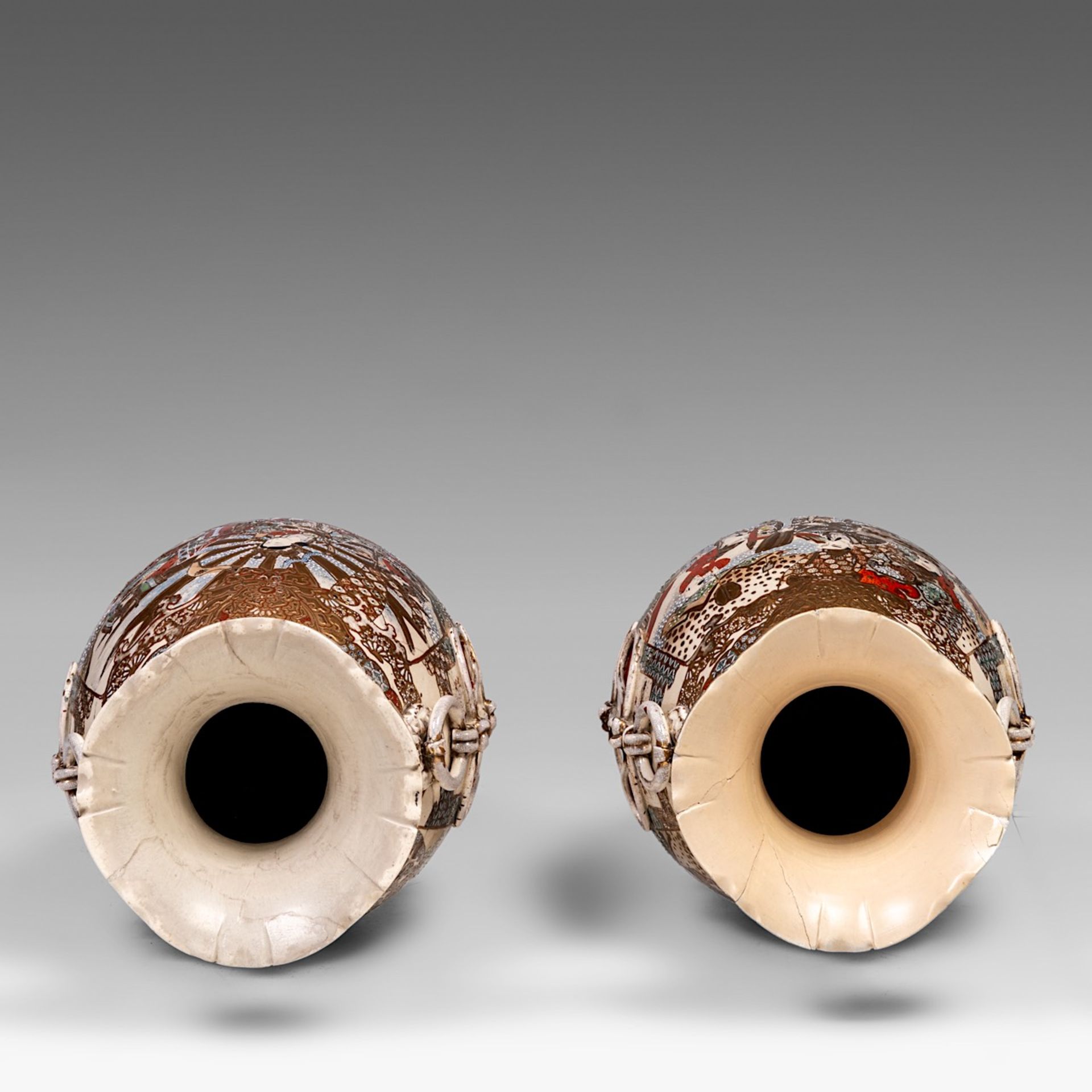 A pair of Japanese Satsuma vases standing on hardwood bases, 20thC, H 79 cm (without base) - Bild 5 aus 6