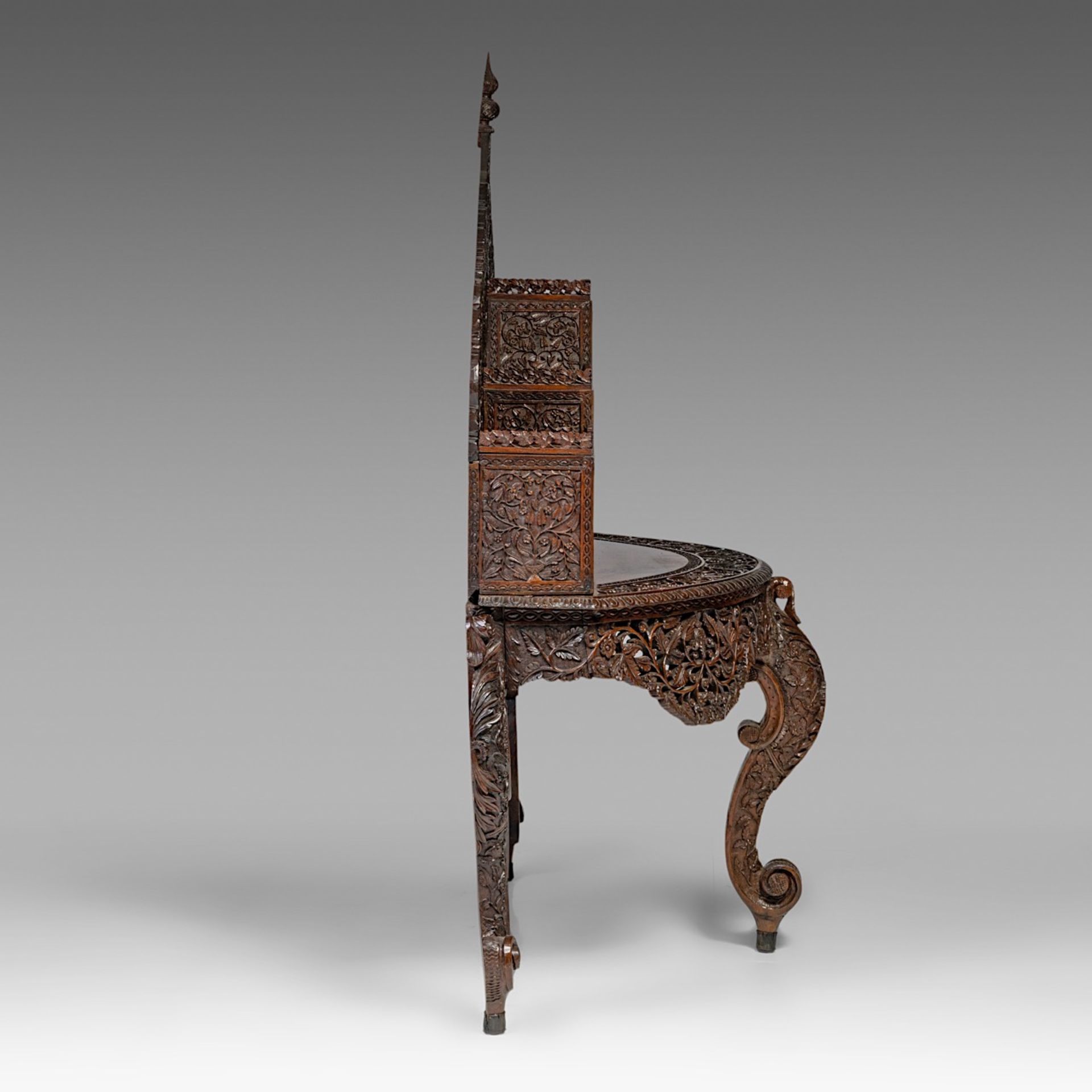 A carved hardwood Anglo-Indian console, 19thC, H 175 cm - W 160 cm - D 65 cm - Bild 5 aus 5