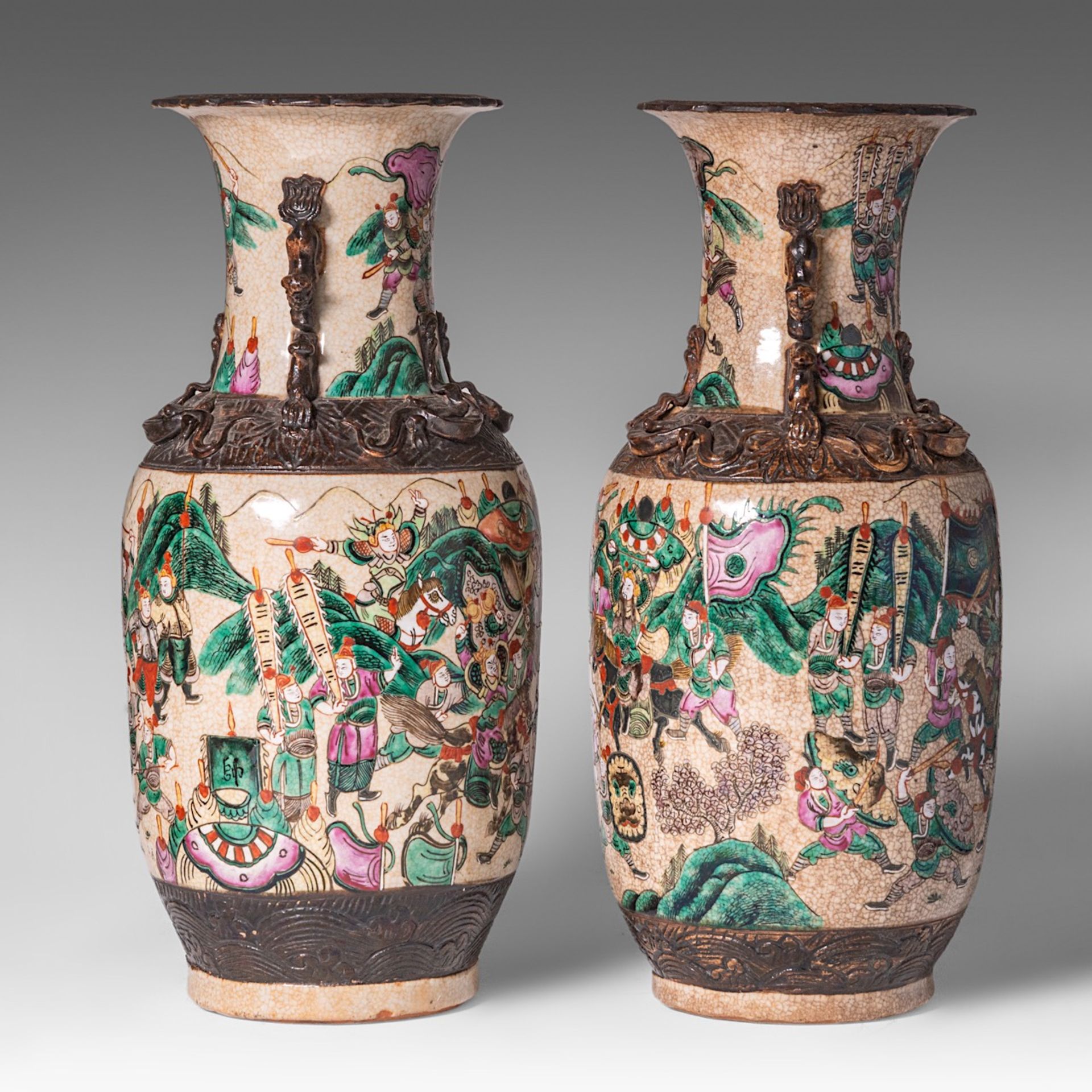 A pair of Chinese famille rose 'Battle Scene' Nanking ware vases, late 19thC, H 46 cm - Bild 4 aus 8