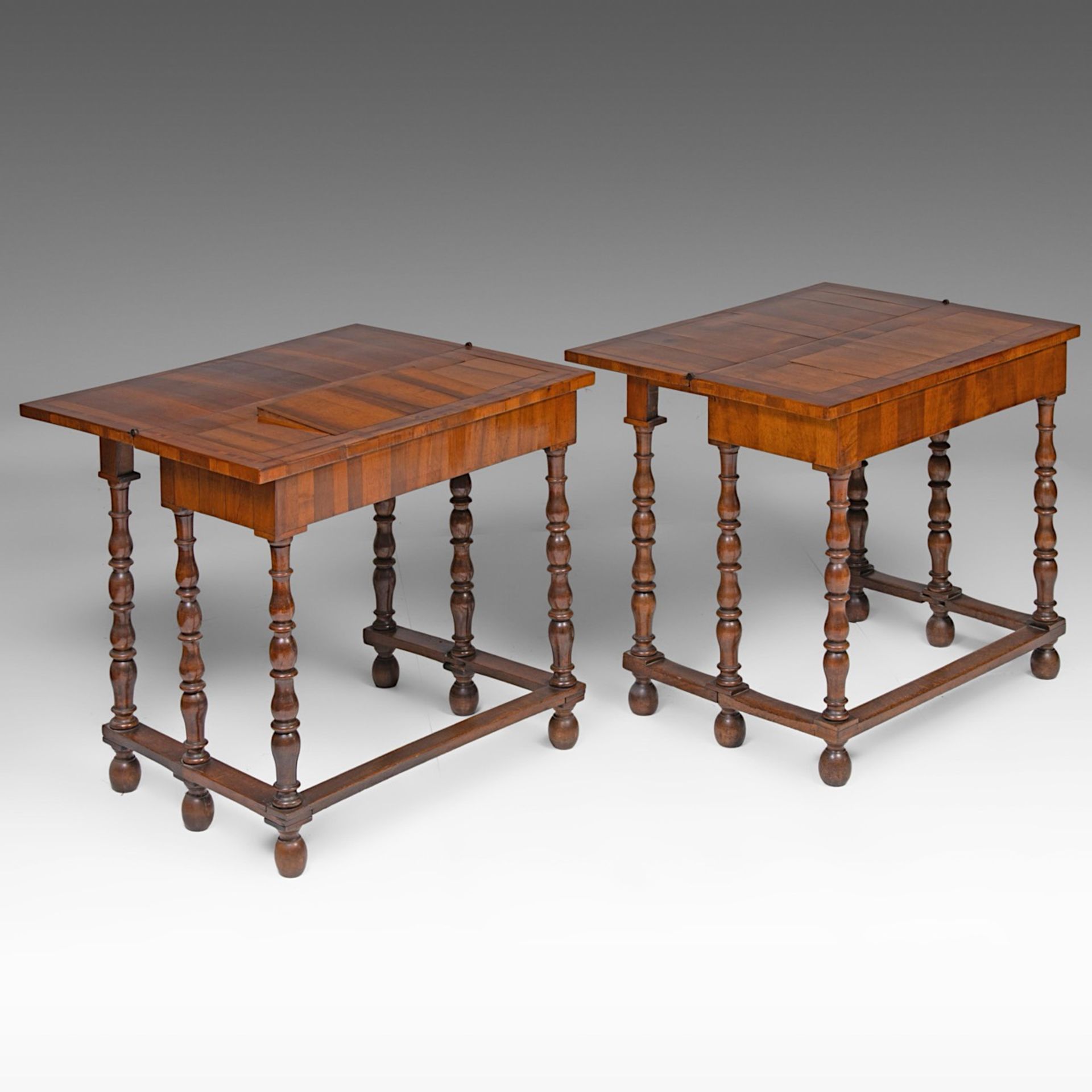A pair of burlwood veneered walnut card tables, Dutch, 18thC, each H 78 cm - W 85 cm - D 33,5 cm (cl