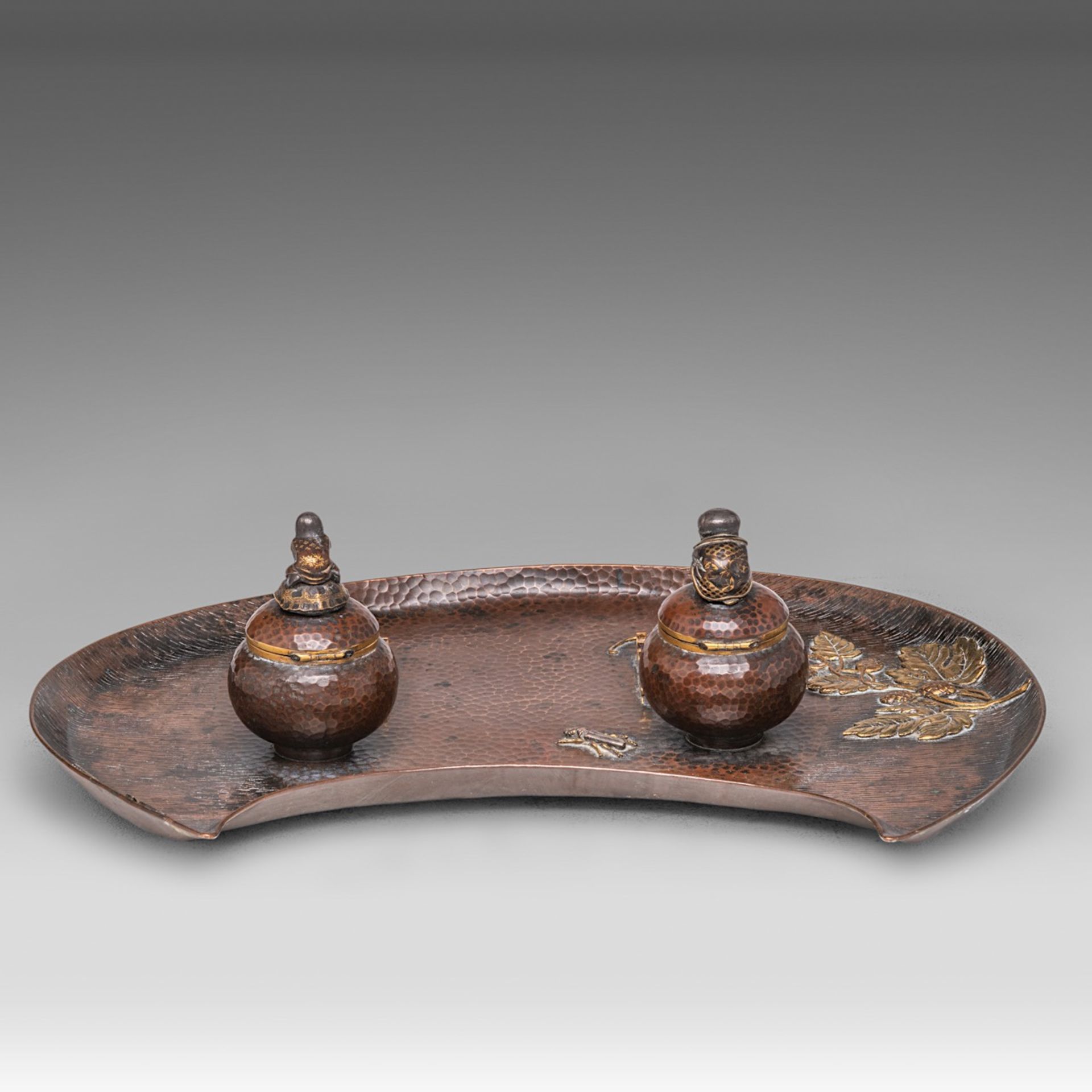 A Japanese writing set, with an inkwell, sand pot and penholder on a bronze crescent shaped-plate, M - Bild 4 aus 9