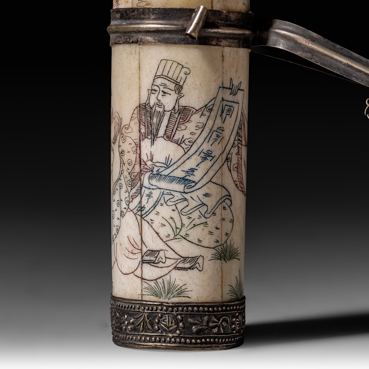 A Chinese opium pipe of engraved bone and metal, 20thC, L 30 cm - Image 7 of 22