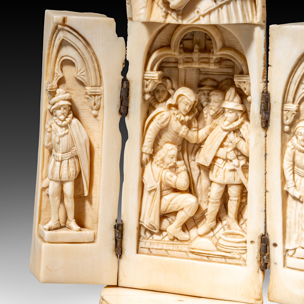 An ivory triptych sculpture of probably Mary Queen of Scots, French, 19thC, H 20 cm - 447 g (+) - Image 12 of 12