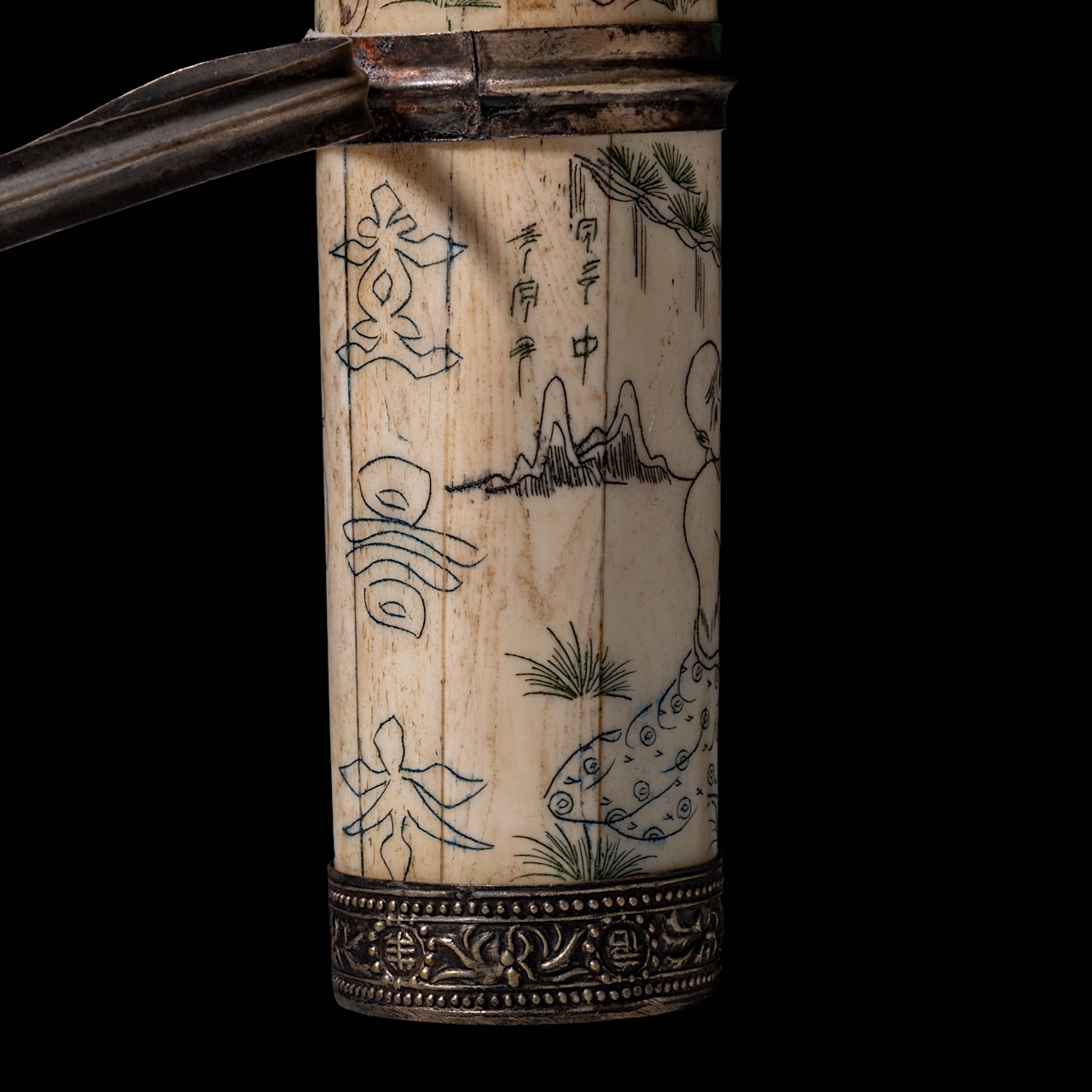 A Chinese opium pipe of engraved bone and metal, 20thC, L 30 cm - Image 19 of 22