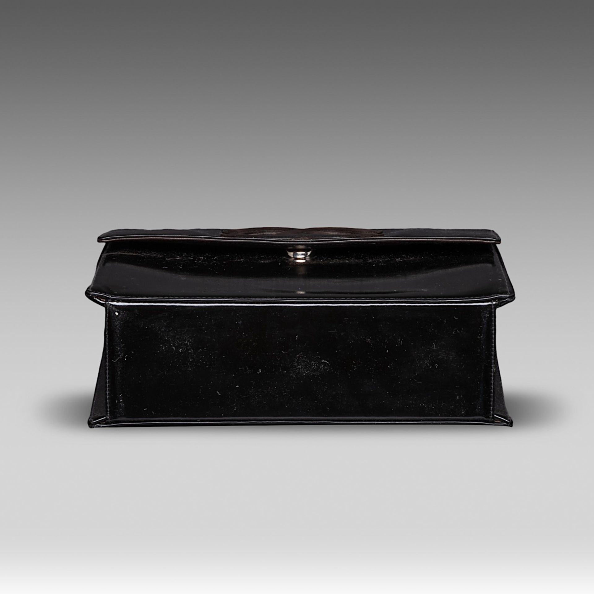 A Chanel flap handbag in black patent leather, H 22 - W 25 - D 8 cm - Bild 9 aus 10
