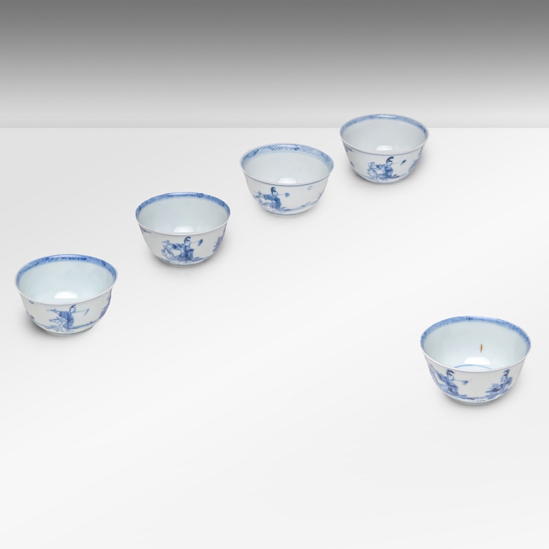 A series of five Chinese blue and white 'Female Immortal' cups, Kangxi/Yongzheng, H 3,5 - dia 7,2 cm - Bild 3 aus 10